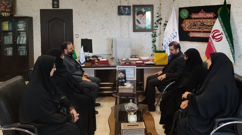 دیدار اعضای کانون خادمیاران رضوی شهرستان فراهان با آقازیارتی فرماندار شهرستان فراهان