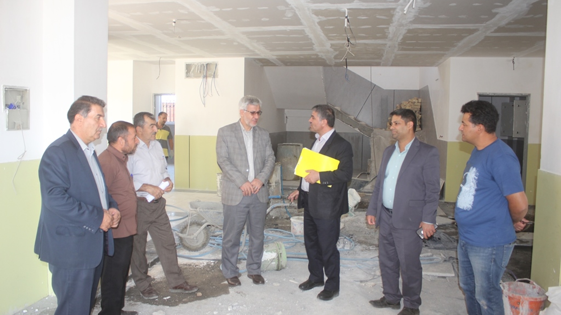 فرماندار از پروژه احداث دبستان خیر ساز حاج محمد علی صالحی در خمین بازدید کرد