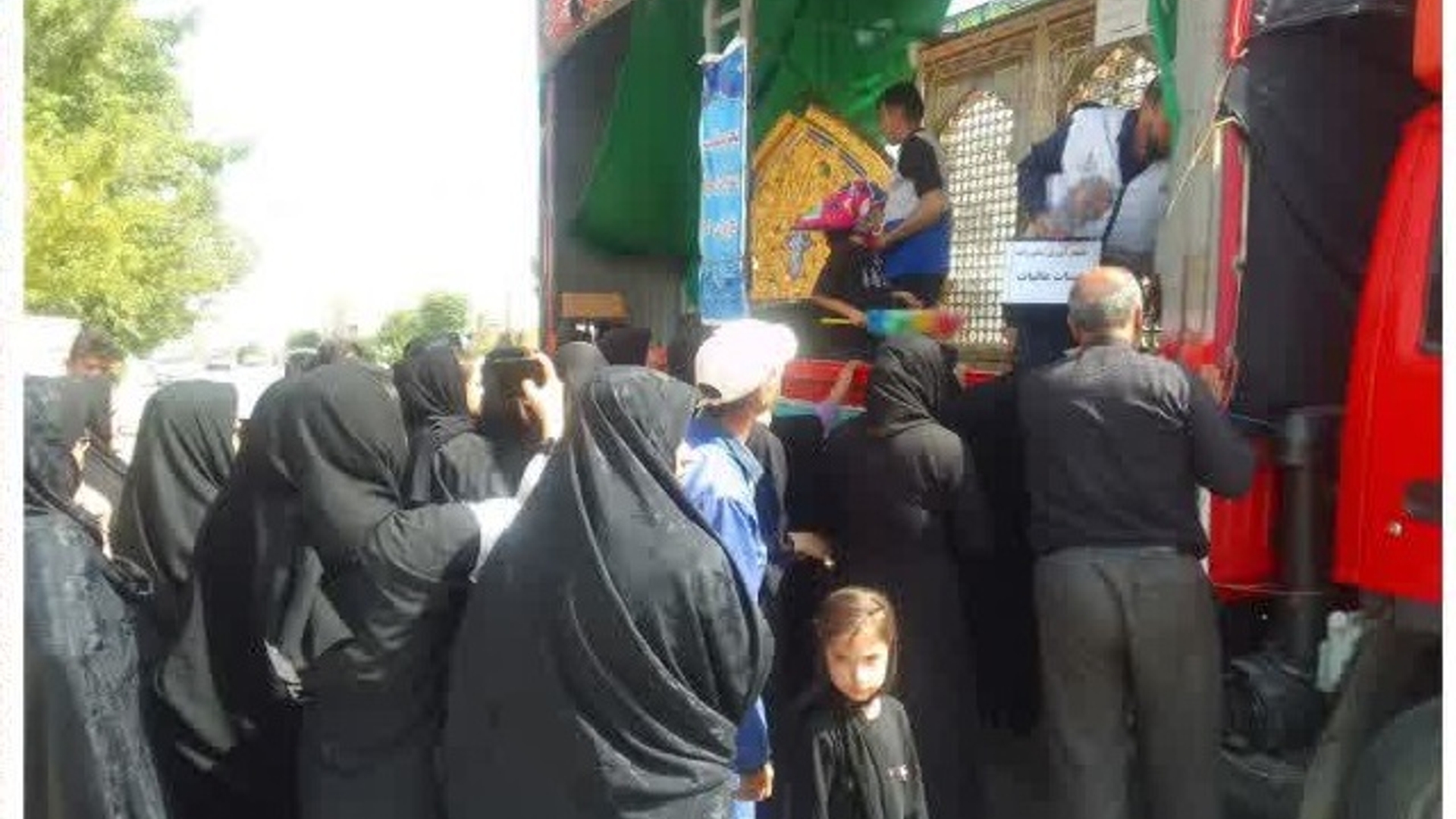مراسم استقبال از نیم ضریح سرداب امام زمان (عج) با حضور اعضای شورای اداری شهرستان در محل مقابل ناحیه مقاومت بسیج شهرستان کمیجان.