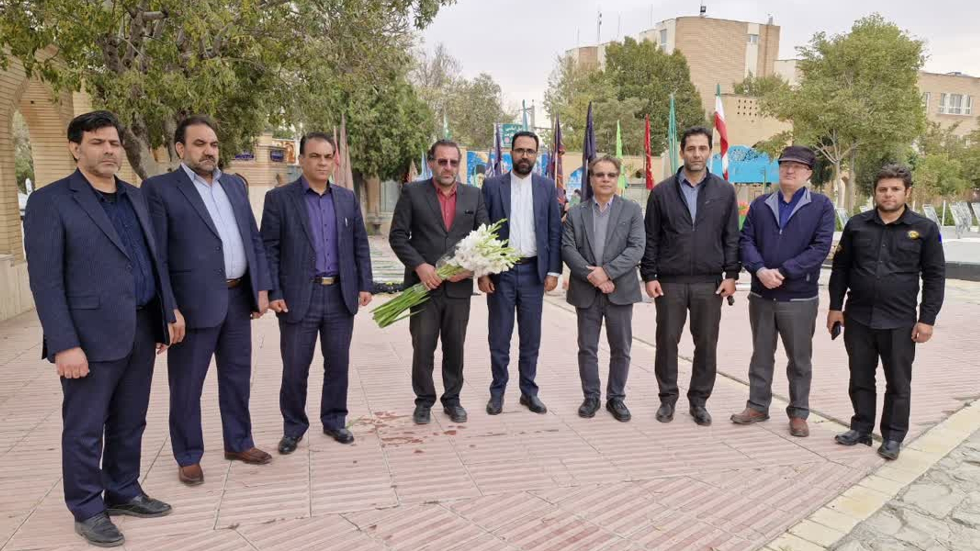 حضور پزشگ نیا، مدیر کل محترم پدافند غیرعامل، و مدیران مربوطه در گلزار شهدا