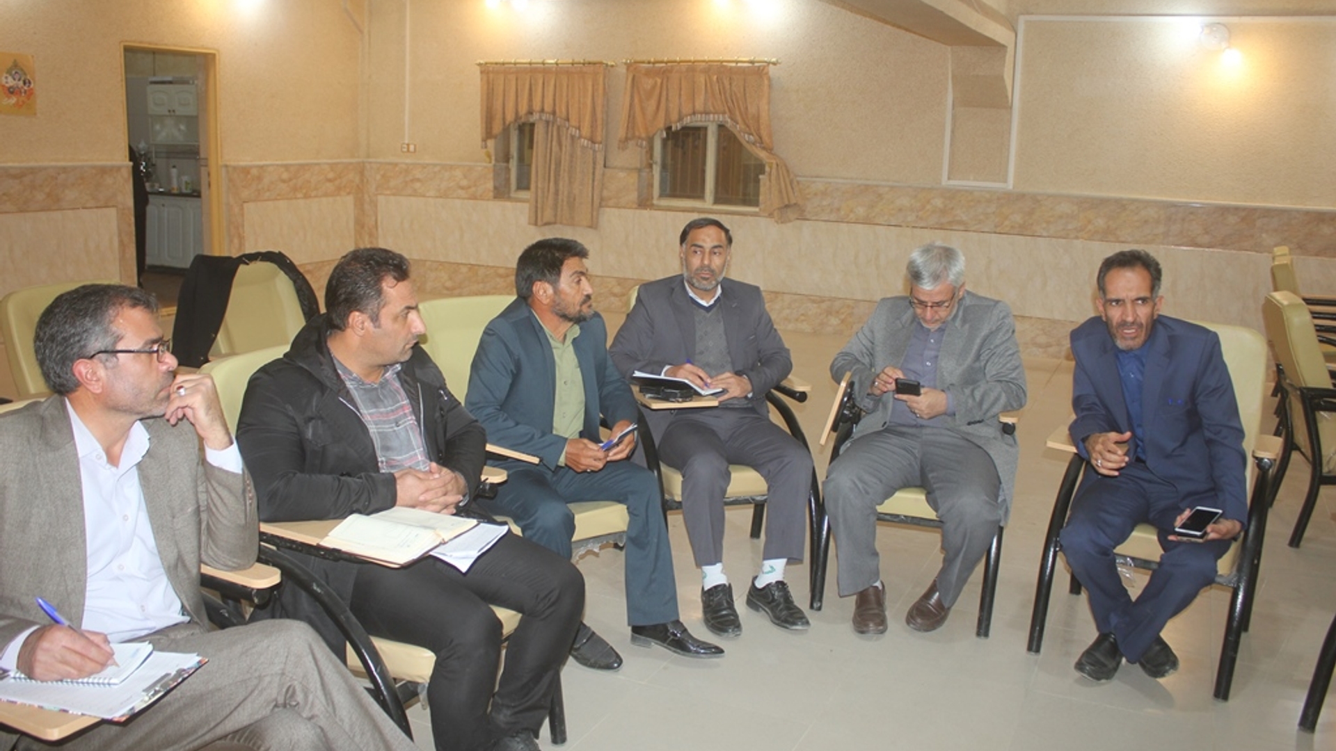 نشست بررسی مسائل و مشکلات روستاهای دهستان چهار چشمه شهرستان خمین برگزار شد