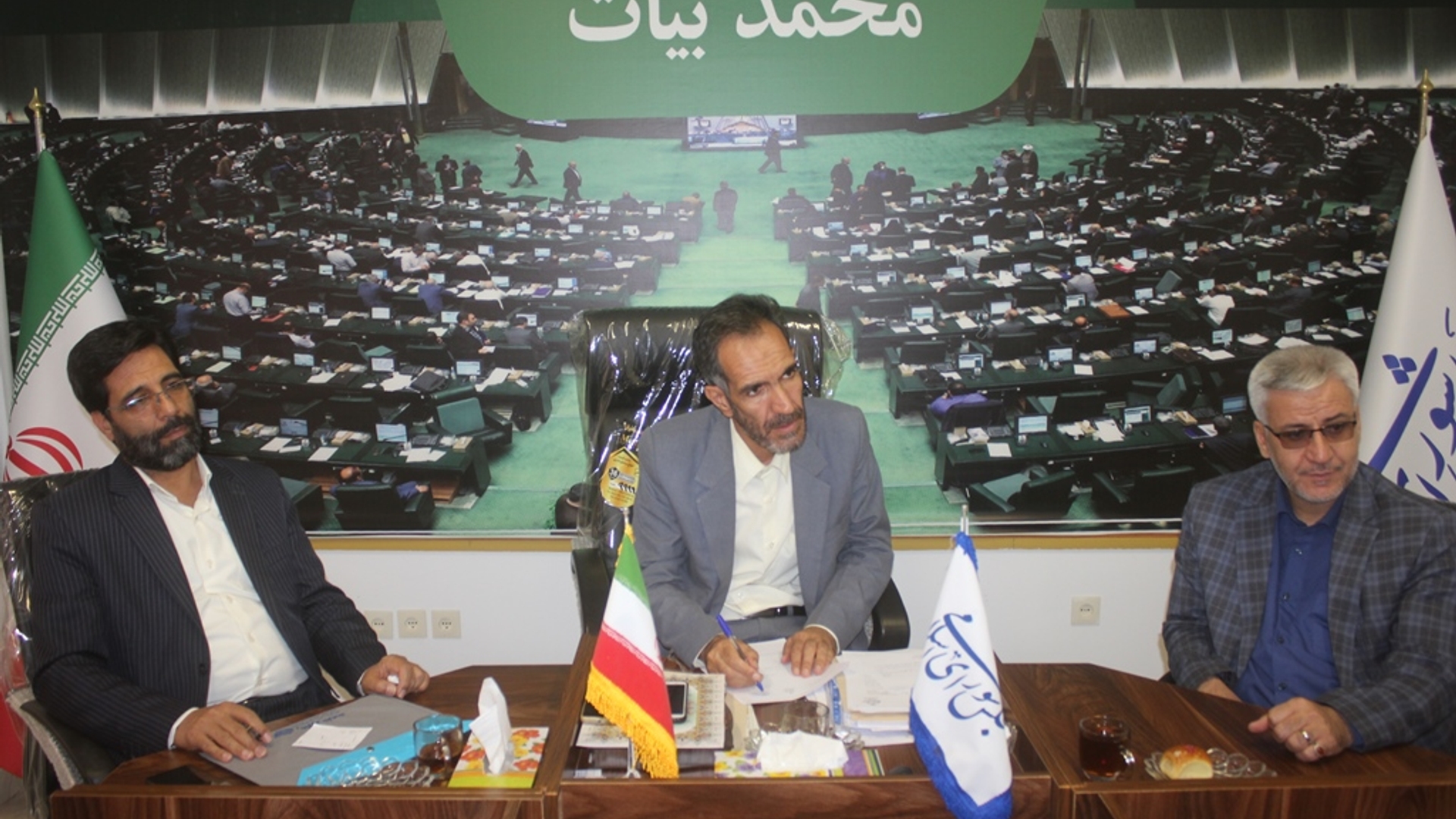 جلسه هماهنگی تعیین تکلیف نصب چمن مصنوعی مجموعه ورزشی کارگران شهرستان خمین برگزار شد