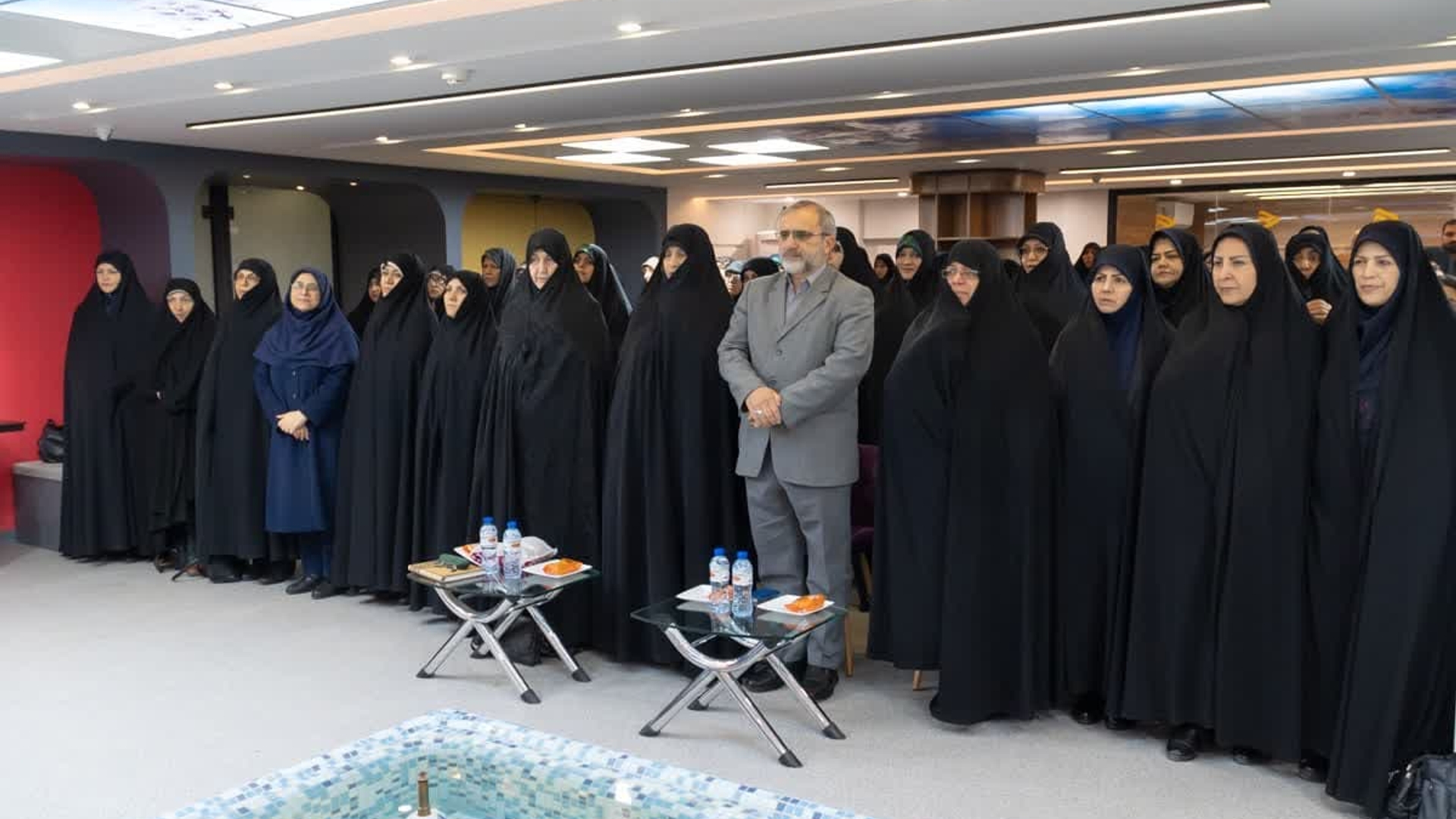 تقدیر هیئت اندیشه‌ورز بانوان از خدمات استاندار دولت سیزدهم در استان مرکزی 

🔹نشست با اعضای هیأت اندیشه‌ورز بانوان استان مرکزی و تقدیر از خدمات دکتر فرزاد مخلص‌الائمه، استاندار دولت سیزدهم با حضور مشاور امور بانوان نماینده ولی فقیه در استان، مدیرکل امور زنان و خانواده استانداری و جمعی از اعضای هیئت اندیشه‌ورز بانوان در مرکز ماهور برگزار شد..

پنج‌شنبه ۱۷ آبان