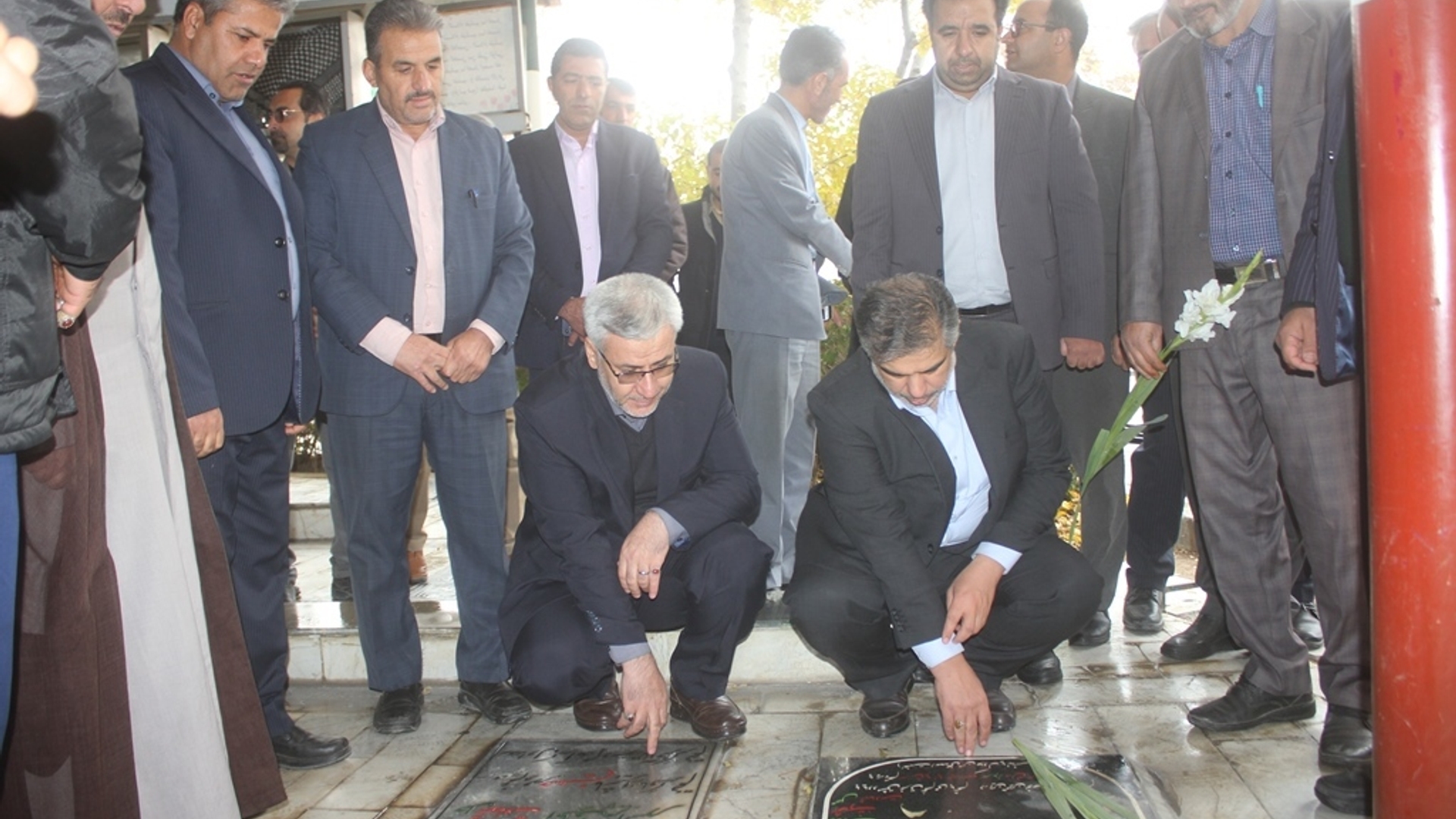 قبور مطهر شهدای شهرستان خمین با حضور استاندار مرکزی گلباران شد