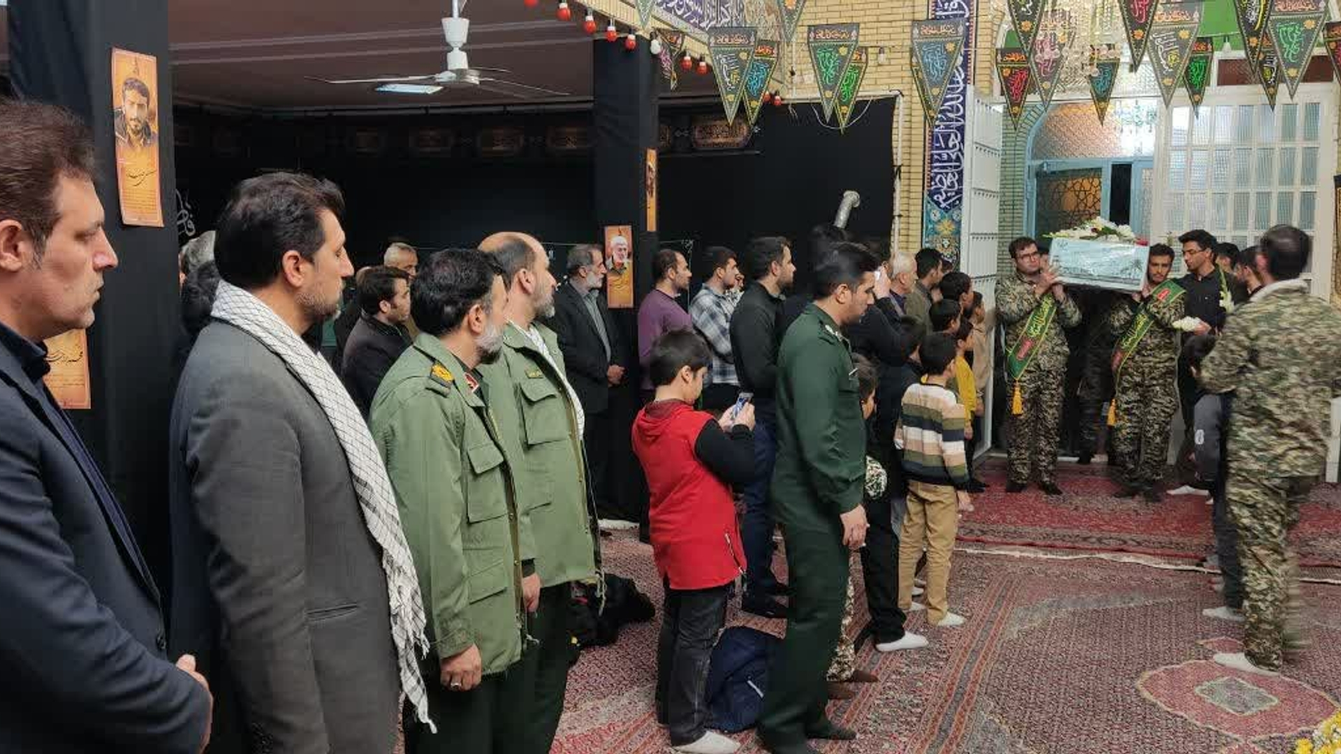 مراسم شبی با شهدا  با حضور مهندس وروانی فراهانی فرماندار، سردار عسگری معاون سپاه روح الله استان،معاون فرماندار و سرپرست بخشداری مرکزی،فرمانده ناحیه مقاومت بسیج و مردم ولایتمدار شهر آشتیان در مسجد حضرت فاطمه زهرا (س) برگزار گردید.