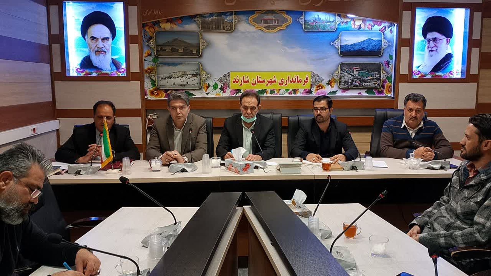 جلسه بررسی مشکلات و رفع موانع فضاهای اقامه نماز در محورهای مواصلاتی شهرستان شازند به ریاست لطف اله پرندین فرماندار شهرستان برگزار شد.