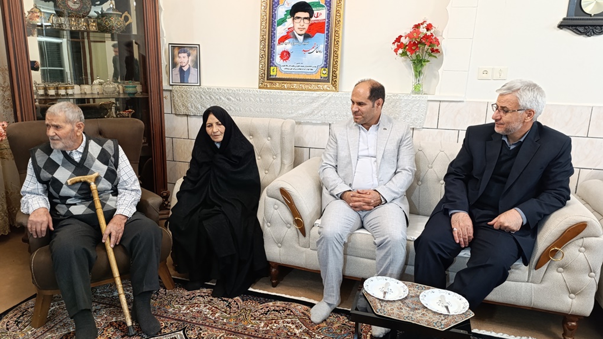 سرپرست فرمانداری خمین با خانواده شهید روحانی "سید رسول سیدین" دیدار کرد