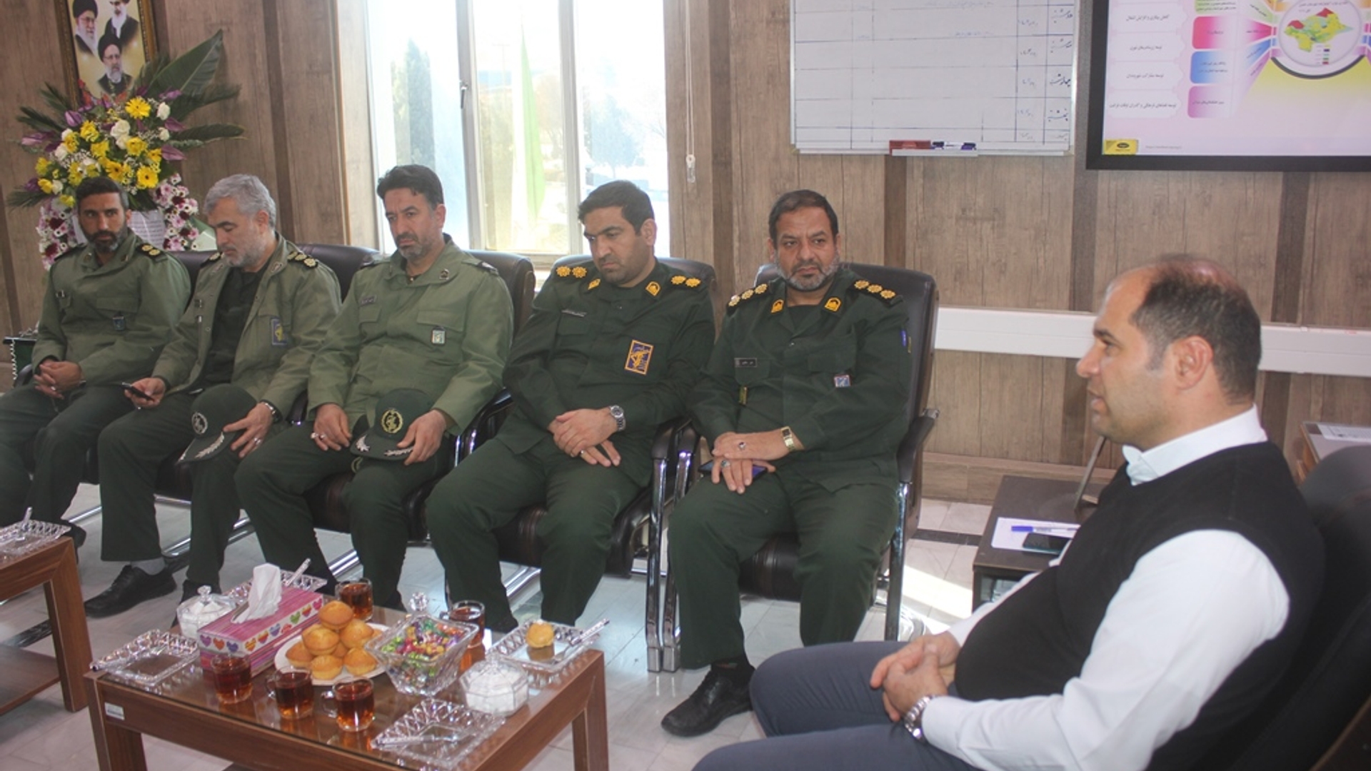 مسئول بازرسی سپاه استان و فرمانده و پرسنل ناحیه مقاومت بسیج شهرستان با سرپرست فرمانداری خمین دیدار کردند