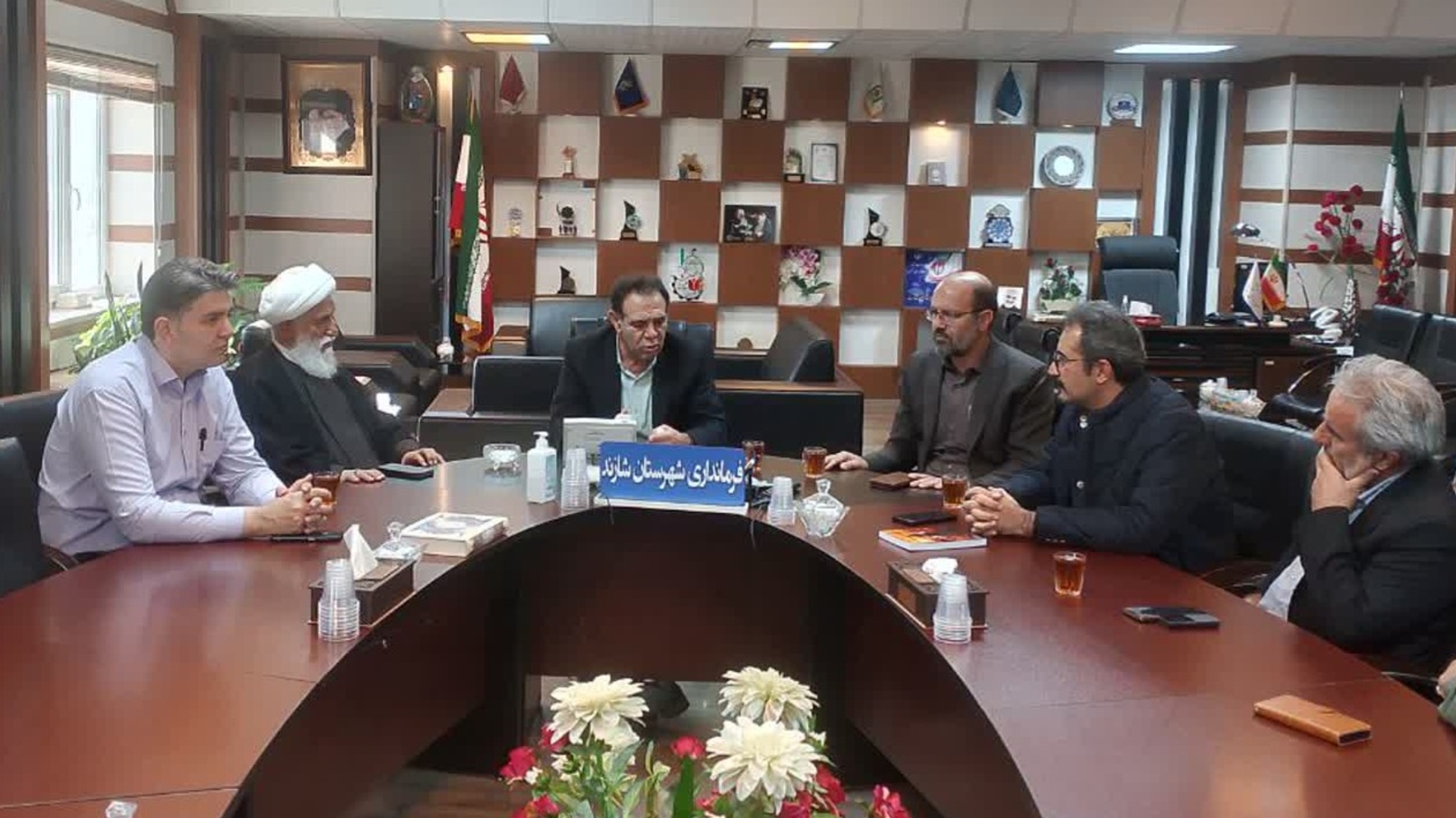 جلسه بررسی و رسیدگی به مشکلات شهر مهاجران به ریاست لطف اله پرندین فرماندار شهرستان شازند برگزار شد.