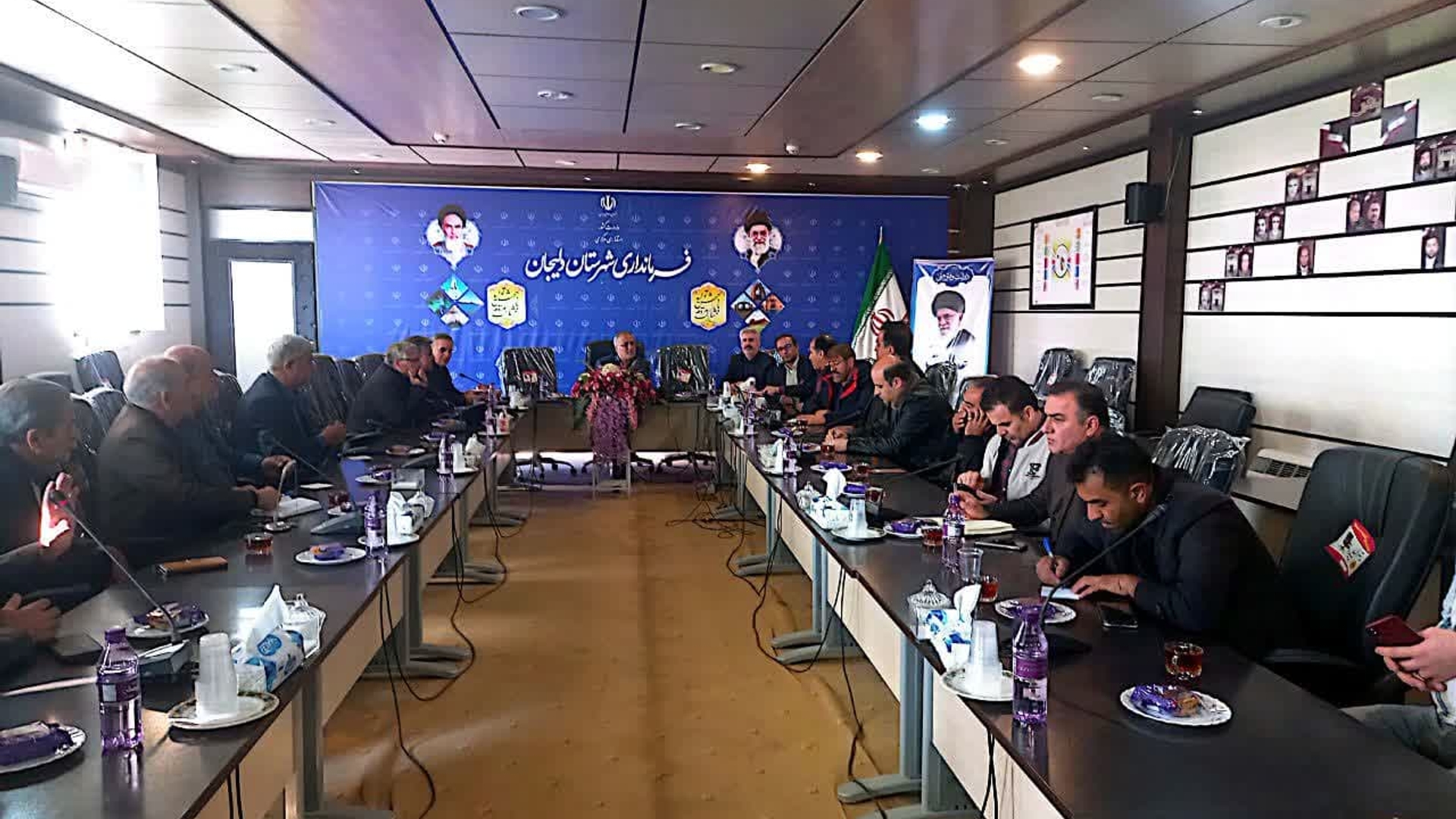 🟠 برگزاری جلسه توجیهی احداث نیروگاه خورشیدی صنایع شهرستان دلیجان
روز سه شنبه مورخ ۱۴۰۳/۰۹/۲۰ با حضور فرماندار ،مشاور مدیر عامل ،مدیر دفتر بازاریابی برق و مدیریت مصرف برق استان مرکزی و مدیر اداره برق دلیجان جلسه‌ای دو ساعته با حضور اصحاب صنایع برگزار گردید..
موضوعات مهمی که در جلسه مذکور مطرح شد:
۱-کاهش شدید ذخایر سوخت نیروگاههای حرارتی 
۲-افزایش ناترازی انرژی برق در کشور در تابستان سال آینده
۳-نیاز مبرم به استفاده از نیروگاه‌های تجدید پذیر بالاخص خورشیدی در کشور
🛑۴-آمادگی توانیر برای واگذاری زمینهای اختصاص یافته جهت ایجاد نیروگاه‌های خورشیدی توسط بخش خصوصی
۵-ارایه توضیحات فنی و کارشناسی لازم به مدیران محترم صنایع شهرستان در خصوص احداث نیروگاه خورشیدی با ظرفیت ۸۰درصد دیماند مصرفی و معافیت کامل از مدیریت ناترازی در تابستان سال آینده
۶-پرسش و پاسخ مدیران محترم صنایع با مدیران توزیع برق استان مرکزی  و دریافت پاسخهای لازم