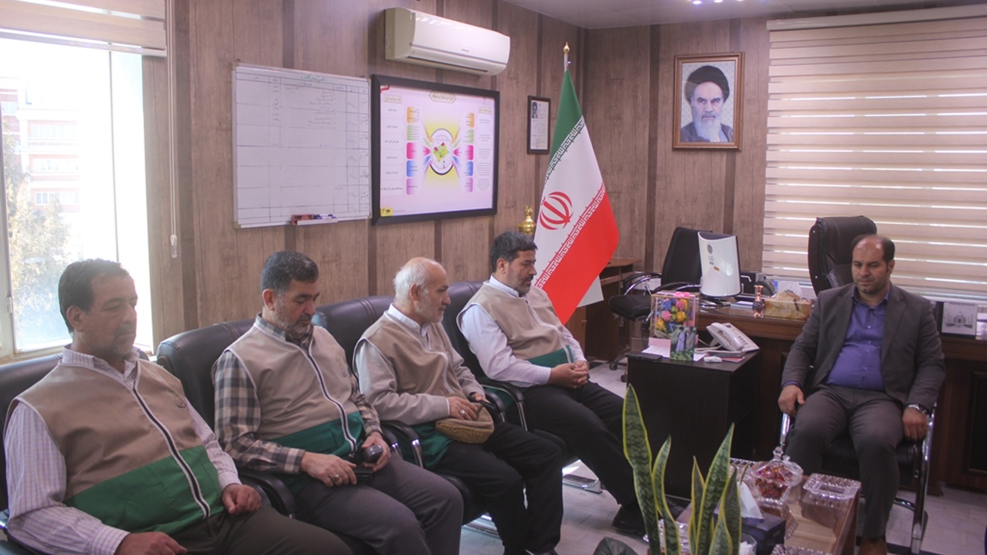 دبیر کانونهای خدمت رضوی و خادمیاران رضوی شهرستان با سرپرست فرمانداری خمین دیدار کردند
