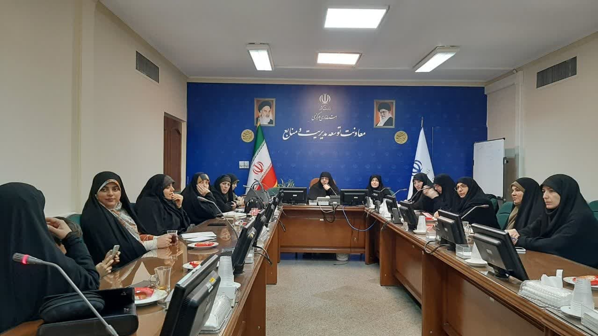 برگزاری نهمین جلسه  کمیته بانوان ستاد حمایت از جبهه مقاومت به ریاست مفتح زاده مدیر کل امور زنان وخانواده استانداری مرکزی