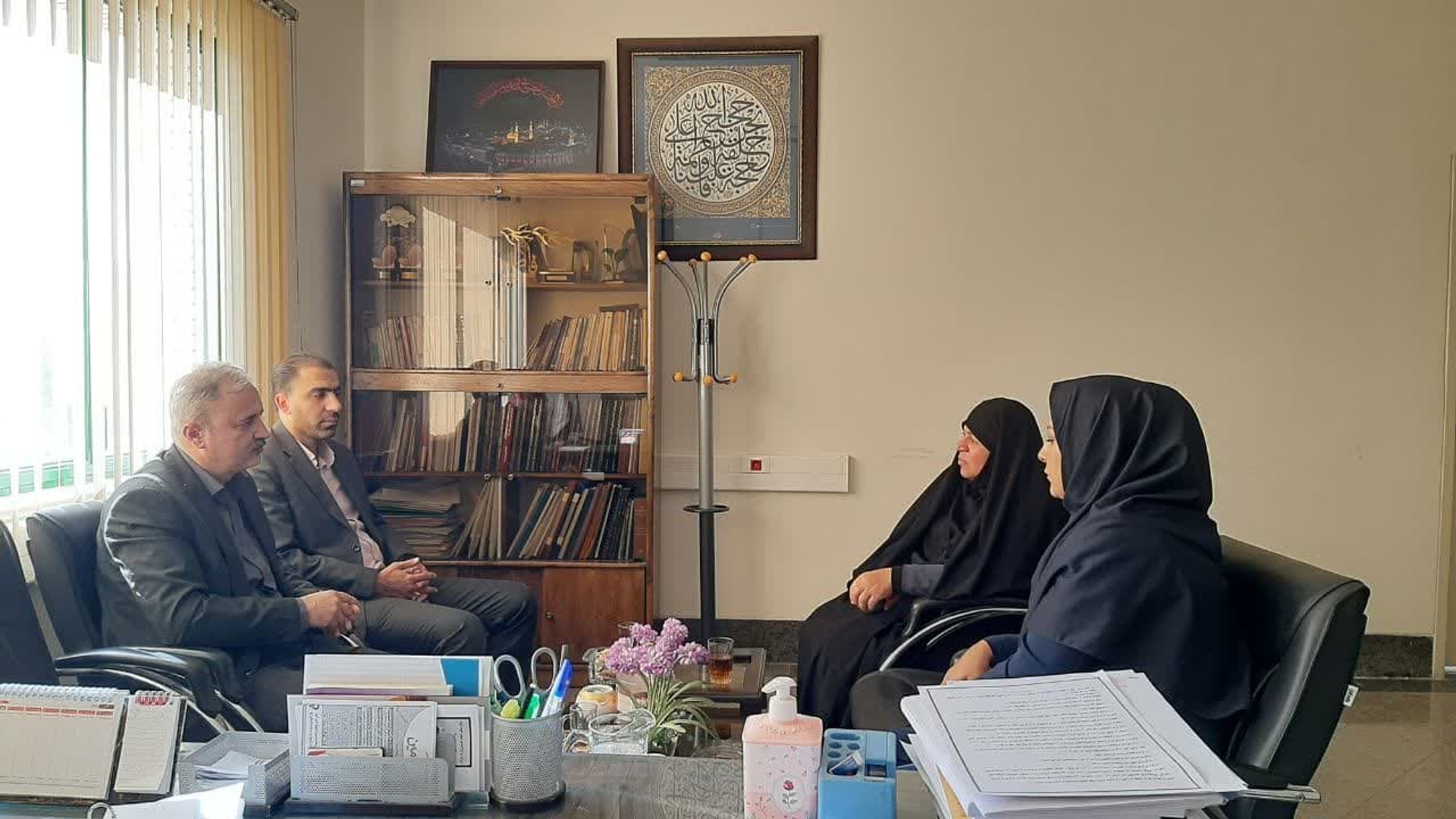 نشست آقای مختاری رئیس بنیاد وقف ماندگار وآقای حبیبی نماینده بنیاد وقف ماندگار دراستان بامفتح زاده  مدیرکل امور زنان وخانواده استانداری مرکزی