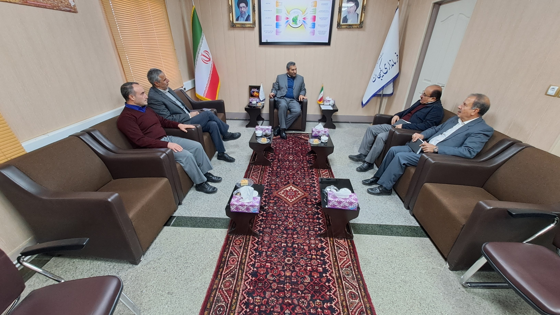 دیدار نماینده دکتر جمالیان به اتفاق حاج آقا عیوضی خیر مدرسه ساز با سرپرست فرمانداری