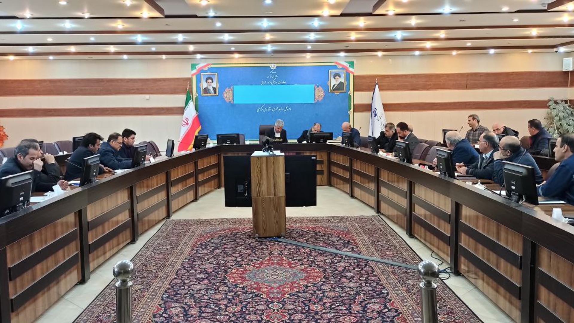 جلسه بررسی موانع اجرای پروژه آزادراه کنار گذر شمالی اراک برگزار شد.