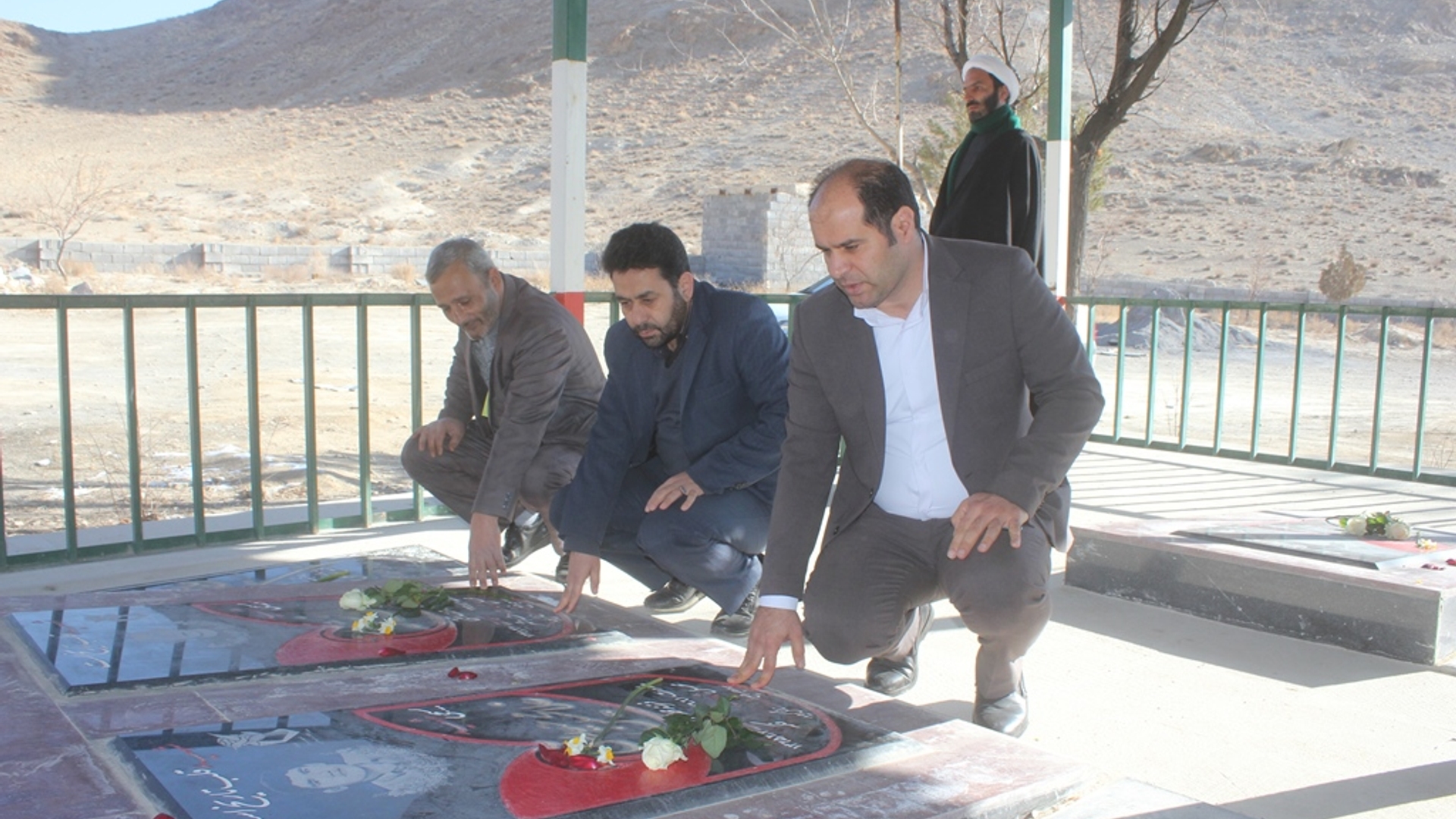 قبور مطهر شهدای روستای سرکوبه شهرستان خمین گلباران شد