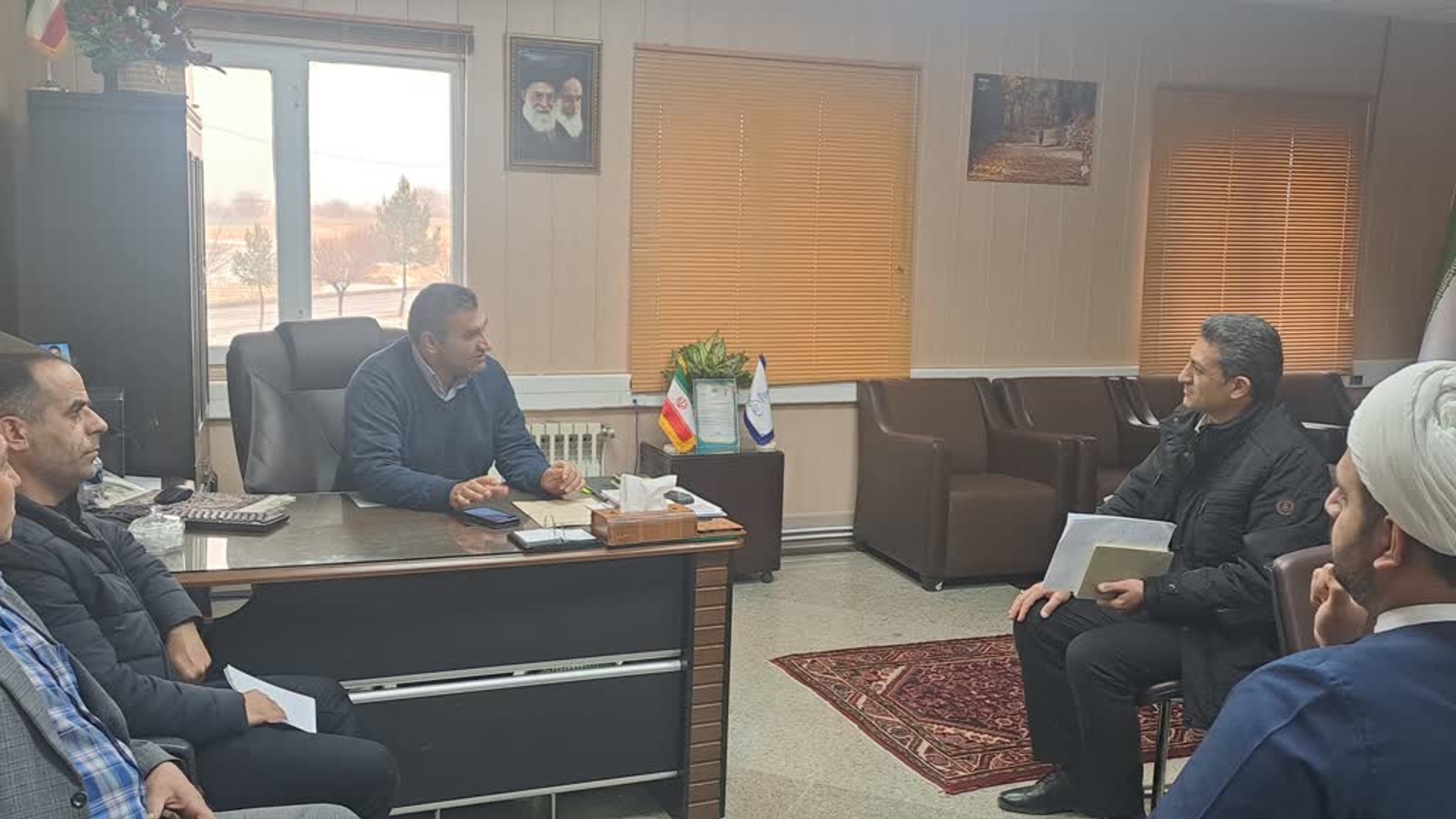 نشست رئیس اداره گاز شهرستان به اتفاق دو تن از  اعضای شورای  اسلامی بخش مرکزی  با سرپرست فرمانداری