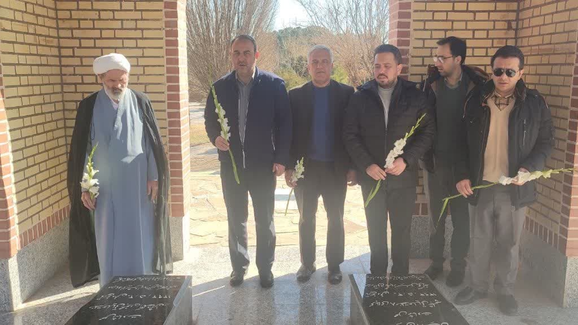 گلباران گلزار مطهر شهدای گمنام پرندک در اولین روز دهه فجر
