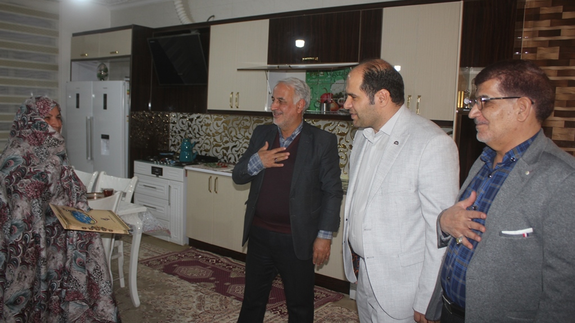 سرپرست فرمانداری و مسئولان شهرستان با خانواده شهیدان لطفی و میرزایی در خمین دیدار کرد