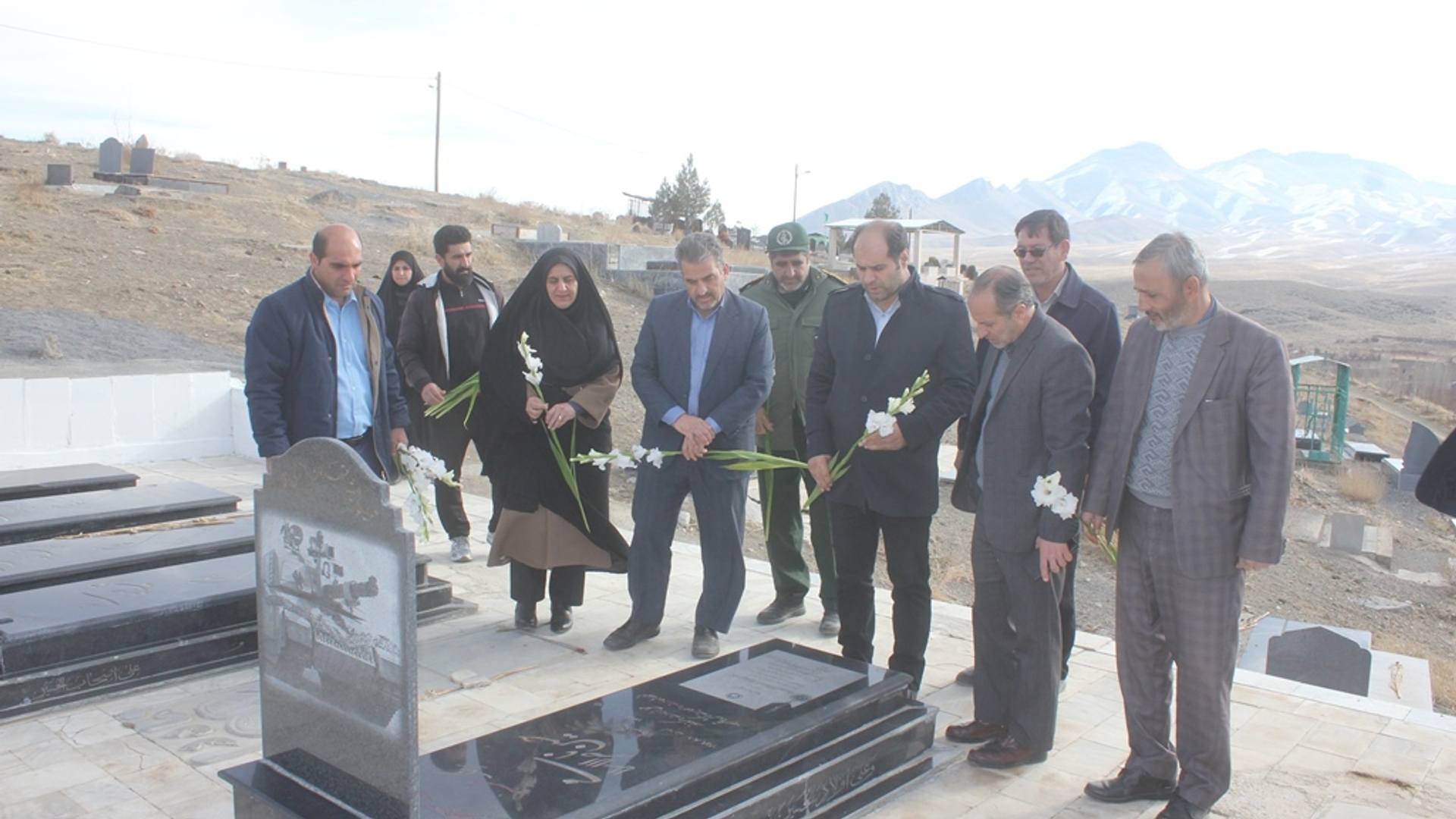 قبور مطهر شهدای روستای فرنق شهرستان خمین گلباران شد