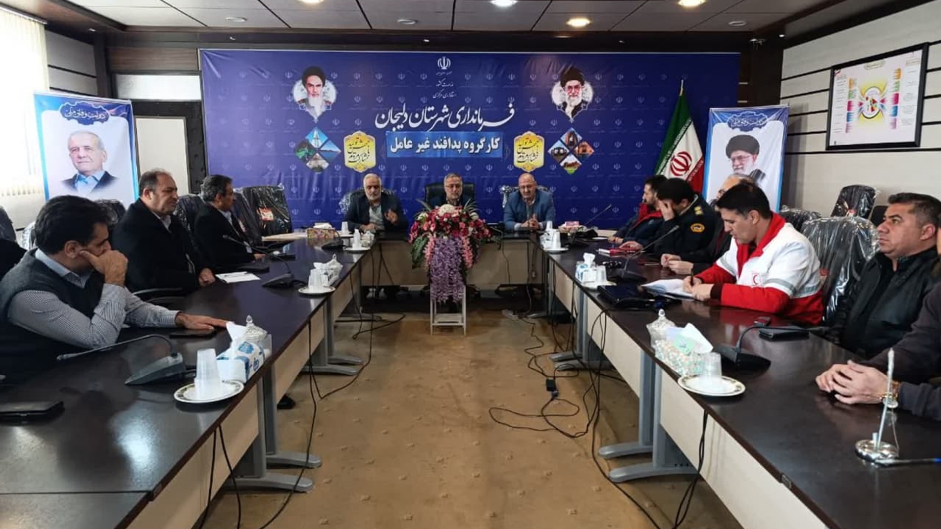 جلسه کارگروه پدافند غیر عامل وستاد بحران شهرستان دلیجان

روزشنبه مورخ1403/11/13
به ریاست ابوالفضل قاسمی فرماندار وسایر اعضاء مدیریت بحران و پدافند غیرعامل برگزارشد 
اهم مصوبات جلسه
🔷افزایش پایش و نظارت بیشتر ادارات دامپزشکی ومحیط زیست  ازورودمرغهای کشتار شده غیر بهداشتی ومریض واگیردار به بیماری انفلونزا از سایر استانها  به شهرستان 
🔷نظارت بیشتر دامپزشکی ومحیط زیست در کشتارگاه ،دامداری ومرغداری 
دریاچه سد15خردادو.....درامرپایش مرغ هاوپرندگان مهاجر
🔷جلوگیری ازفروش مرغ هاوپرندگان خانگی توسط فروشندگان دوره گرد وسیارتوسط نیروی انتظامی وشهرداری وبرخورد قانونی با آنها وسایر موارد دیگر بحث و تبادل نظرشد