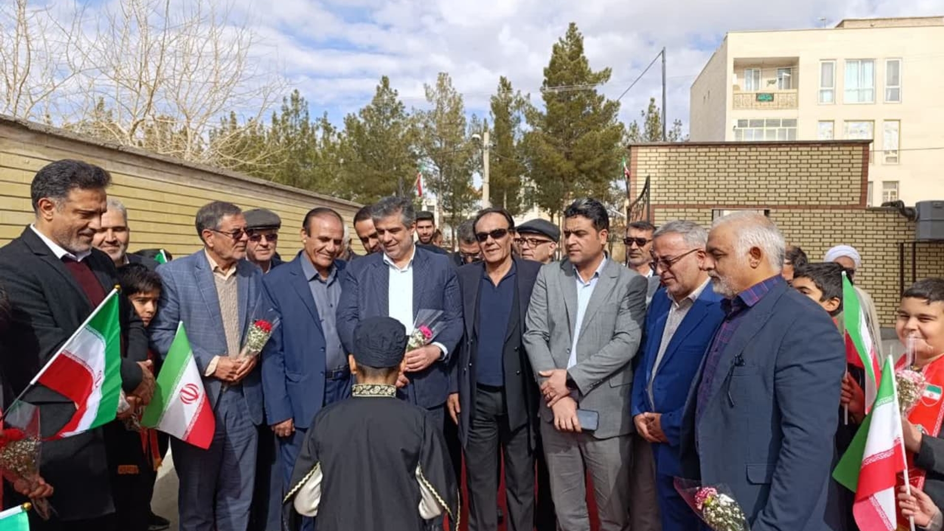 🔸همزمان با ششمین روز از دهه مبارک فجر، ساختمان آموزشی خیّرساز مرحوم شایان بیگی با حضور استاندار مرکزی،فرماندارشهرستان دلیجان ،خیرین مدرسه ساز برادران بیکی ،لنجانی مدیرکل نوسازی ومدارس استان وجمعی ازمسولان در شهرستان دلیجان افتتاح شد.

🔹دکتر مهدی زندیه‌وکیلی در آئین افتتاح این مجموعه، گفت: خیّرین با نگاه بلند خود رفع نیازهای هم‌نوعان در زمینه آموزش و درمان را به عهده گرفتند.

🔹وی ادامه داد: فضای معماری مناسب کیفیت خدمات را افزایش می‌دهد و وقتی دانش آموزان در مدارس ایمن و مجهز، شاداب تحصیل می‌کنند آینده درخشانی دارند و خیّرین مدرسه‌ساز به تربیت نسل آینده‌ساز کشور کمک می‌کنند.

🔹استاندار مرکزی ادامه داد: در نظر گرفتن فضای مناسبی برای نمازخانه‌ها در احداث مدارس باید مورد توجه قرار گیرد تا ضمن انجام امورات دینی دانش‌آموزان این فضا برای سایر فعالیت‌های فرهنگی نیز مورد استفاده قرار گیرد.
🔹زندیه‌وکیلی با اشاره به تدوین برنامه سه ساله تولید ۵ هزار مگاوات برق خورشیدی در استان، تصریح کرد: نیاز است تا مدارس دولتی و خیّری نیز با داشتن امکانات پنل‌های خورشیدی افتتاح شوند و خیّرین می‌تواند با ورود به این حوزه علاوه بر کمک به رفع مشکل ناترازی انرژی، برای مدرسه درآمد پایداری را ایجاد کنند که هم‌اکنون نیز ۱۰ مدرسه در استان در حال اجرای این طرح هستند.
🔹گفتنی است این ساختمان آموزشی با مشارکت خیّر در زمینی به مساحت ۱۳۵۵ متر مربع با هزینه‌ای بالغ بر ۲۸ میلیارد تومان در ۳ طبقه و ۱۲ کلاس احداث شده است.