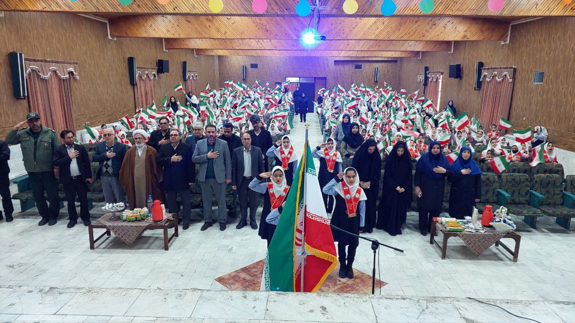 زنگ انقلاب اسلامی در مدارس شهرستان محلات نواخته شد.