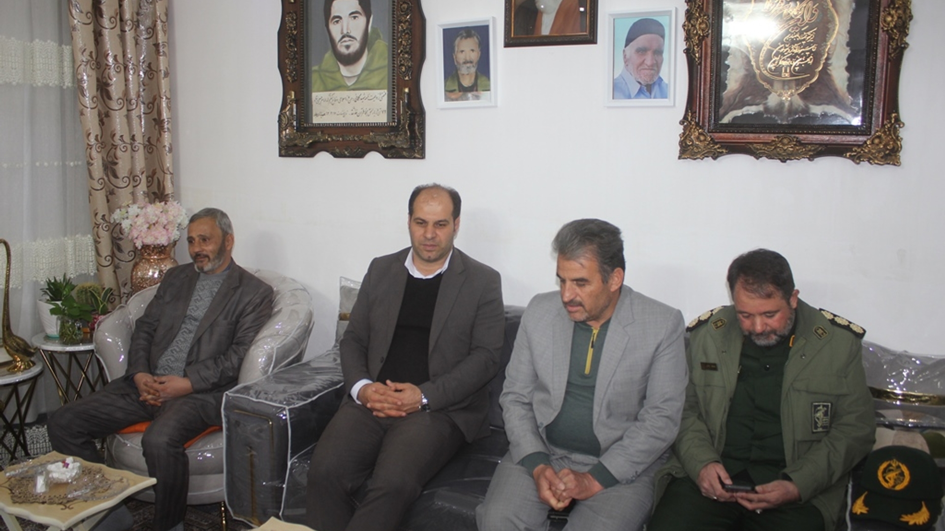 فرماندار با خانواده شهیدان علی اکبر انصاری و علیقلی کمانی در خمین دیدار کرد