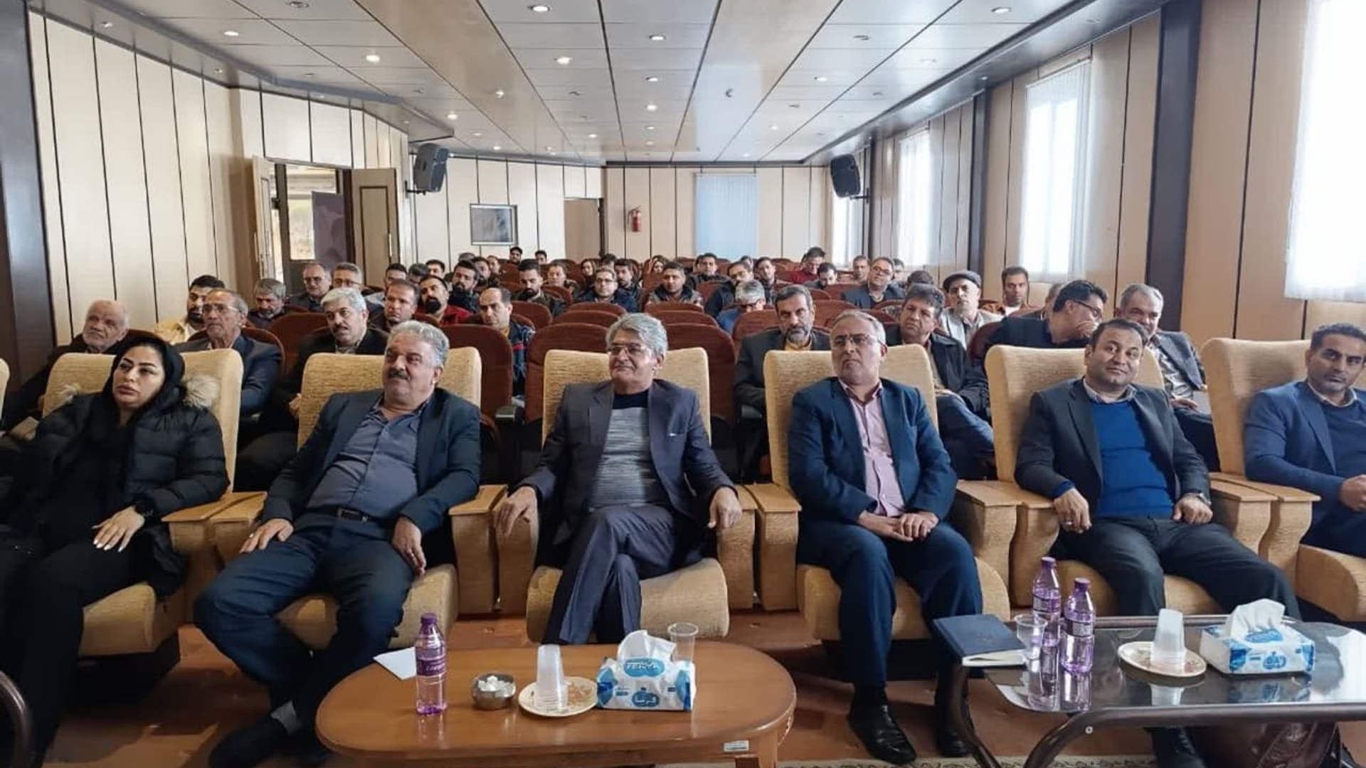 همایش و کارگاه آموزشی ۴ ساعته الگو سازی نوین ساخت مسکن روز ۲۸ بهمن ماه ۱۴۰۳ با حضور فرماندار ، شهردار، نماینده شورای شهر و  جمعی از دست اندرکاران صنعت ساختمان ، مهندسین و طراحان و معماران و سازندگان مسکن در دلیجان با ارائه مطالب آموزشی از سوی دکتر یوسف زندی تبریزی از نخبگان طراز اول مهندسی عمران کشور ، برگزار شد.
در این کارگاه آموزشی پس از بیان مطالب از سوی چند تن از مهندسین شهرستان ، مدرس مهمان ،روش های نوین و جایگزین در صنعت ساختمان را که بعضاً باعث کاهش هزینه ساخت و ساز واحد‌های مسکونی تا نصف هزینه های سنتی فعلی می شود و نحوه استفاده از مصالح جدید و نیز بهره گیری از الگوهای سبک سازی وزن ساختمان و کاهش حجم مصالح و افزایش عمر ساختمان را تشریح کردند. جلسه با پرسش و پاسخ در موارد فنی ساخت ساختمان، استفاده از بتن های پلیمری، تغییر در آسفالت ریزی و جایگزینی با بتن پلیمری و کاهش هزینه‌های ساخت با بهره گیری از سازه های lsf  در اسکلت بندی به پایان رسید