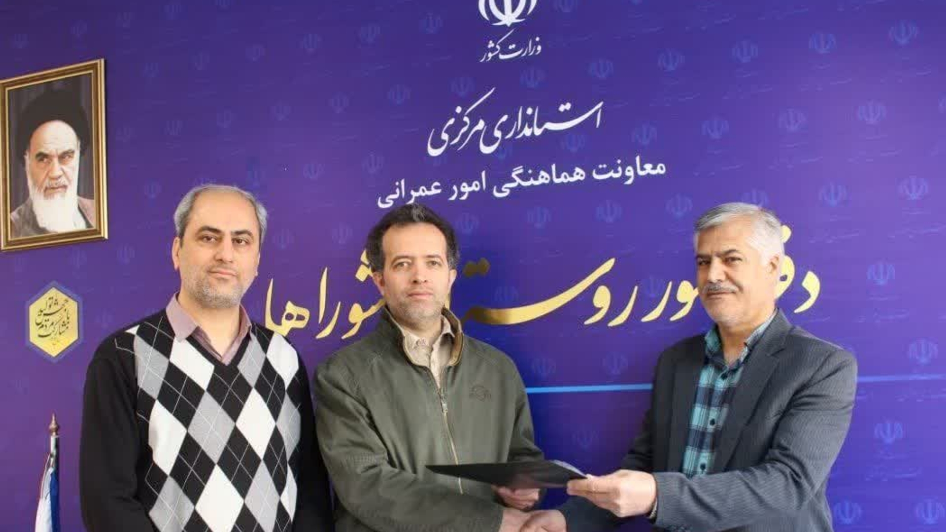 دهیاری اِناج، به عنوان اولین دهیاری کشور موفق به جذب تسهیلات ارزان قیمت بانک کشاورزی شد.