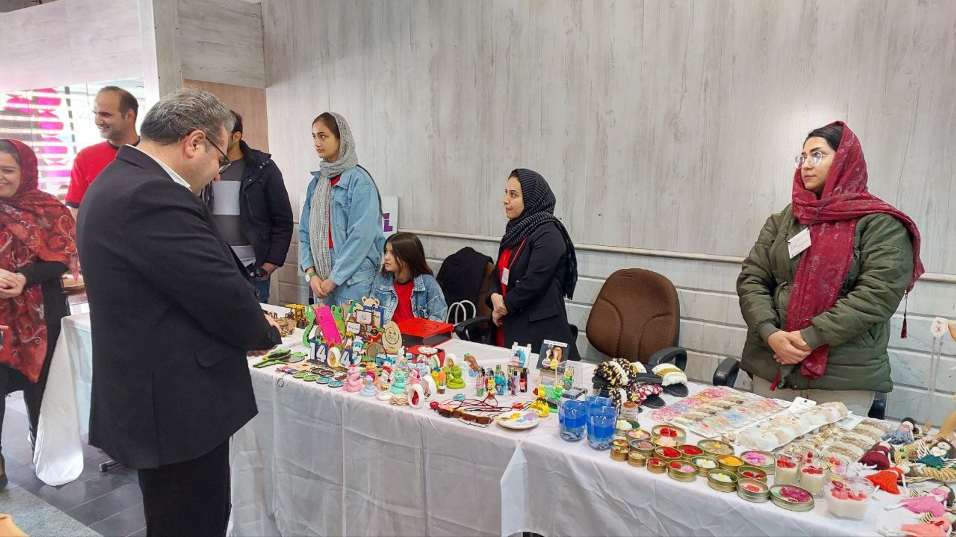 نمایشگاه دست‌آفریده‌های بانوان شهرستان محلات، افتتاح شد.