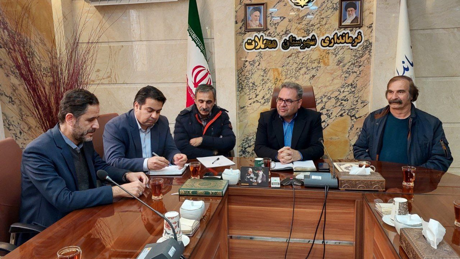 جلسه هم‌اندیشی با هنرمندان صنایع دستی شهرستان محلات برگزار شد.