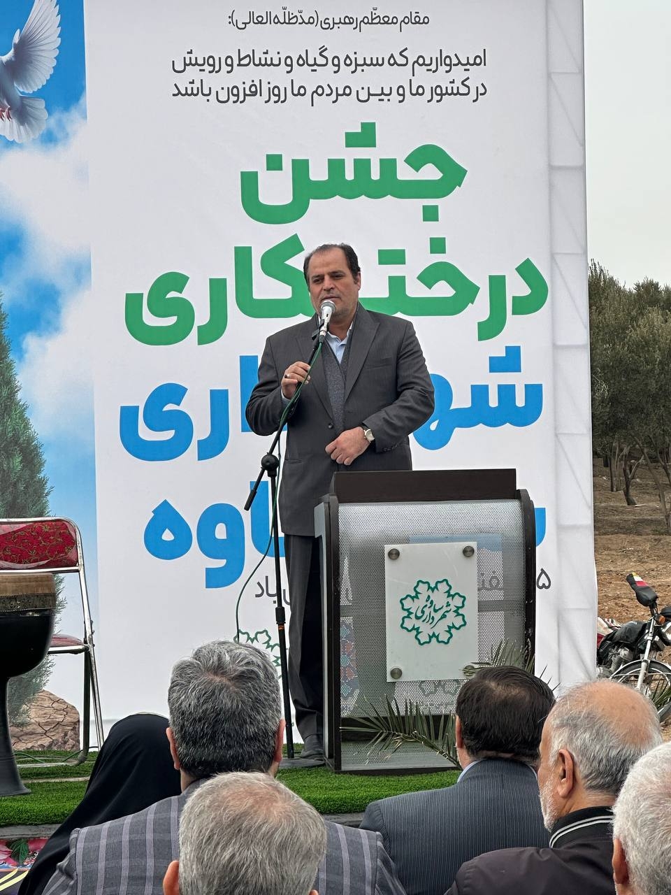 فرماندار ساوه: ضرورت ایجاد ۲۵۰ هکتار فضای سبز در ساوه با استفاده از آبیاری پساب فاضلاب در سه سال آینده