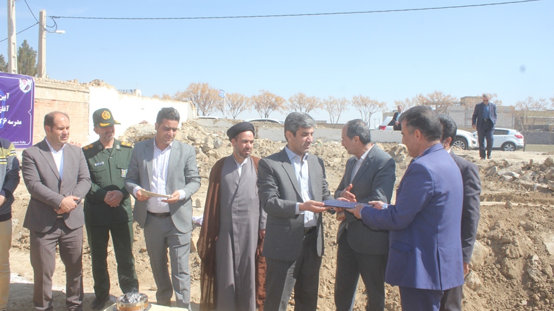 آئین خشت گذاری و آغاز عملیات اجرایی مدرسه 6 کلاسه خلیج فارس خمین برگزار شد