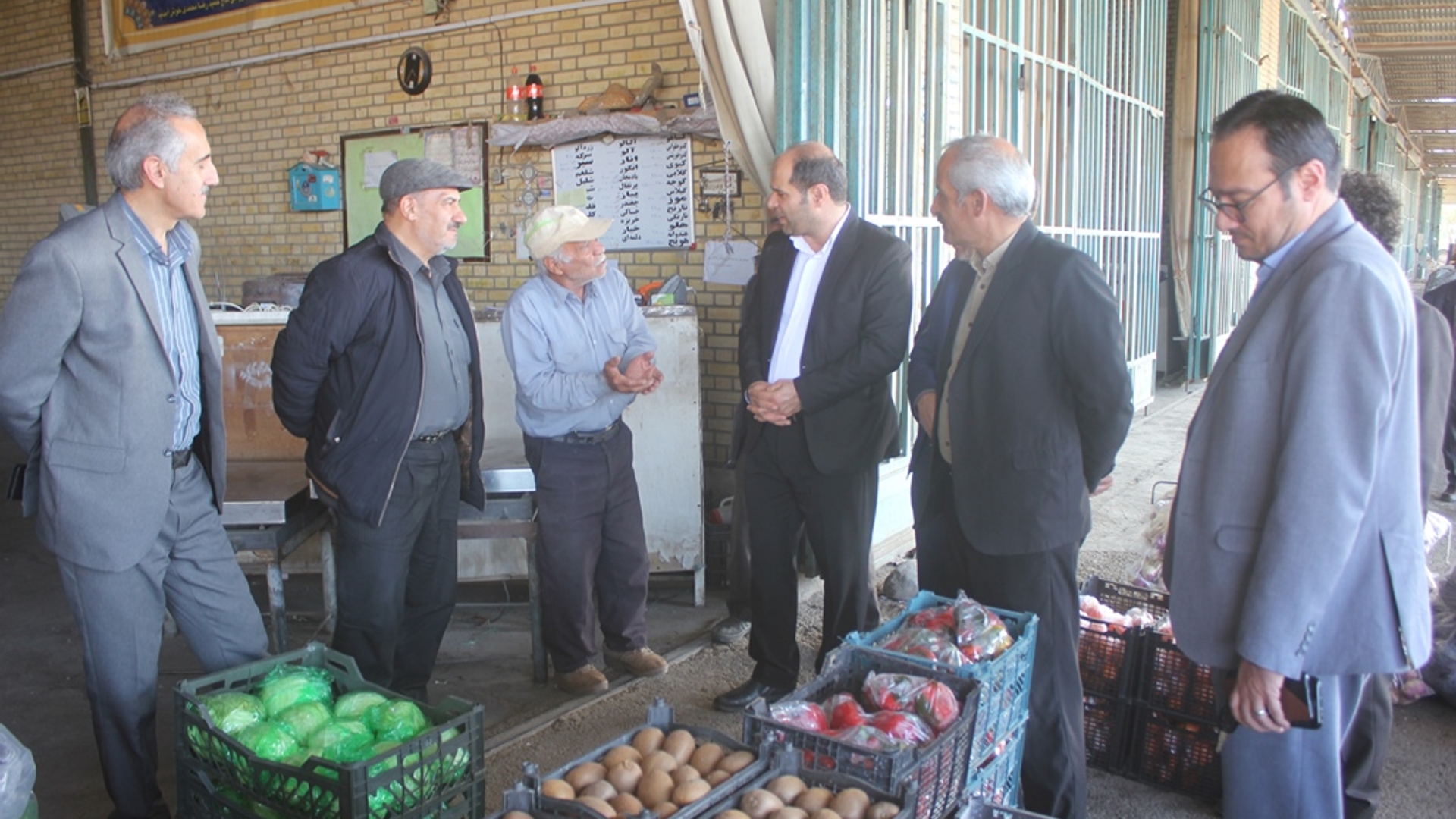 فرماندار از روند توزیع میوه در سطح شهر خمین بازدید کرد