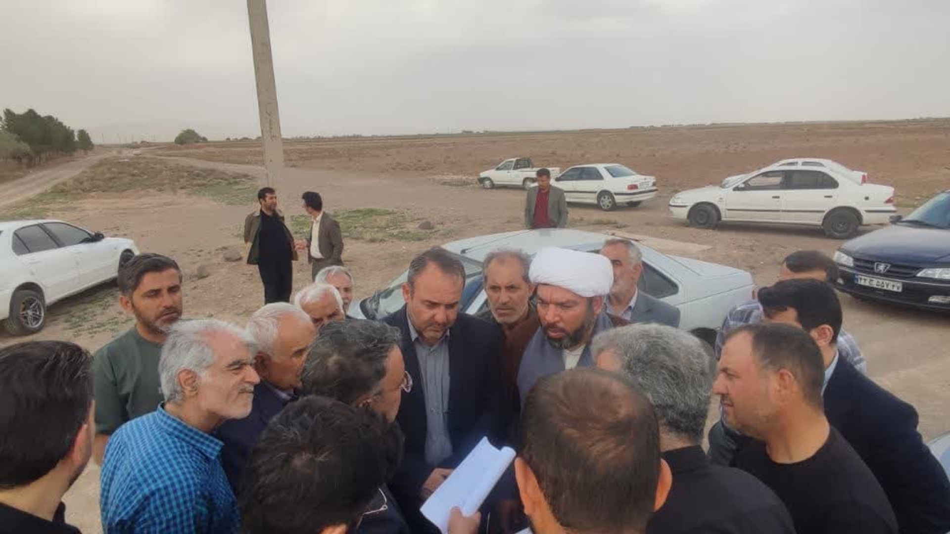 بازدید فرماندار و نماینده شهرستان از اراضی کشاورزی روستای حسین آباد