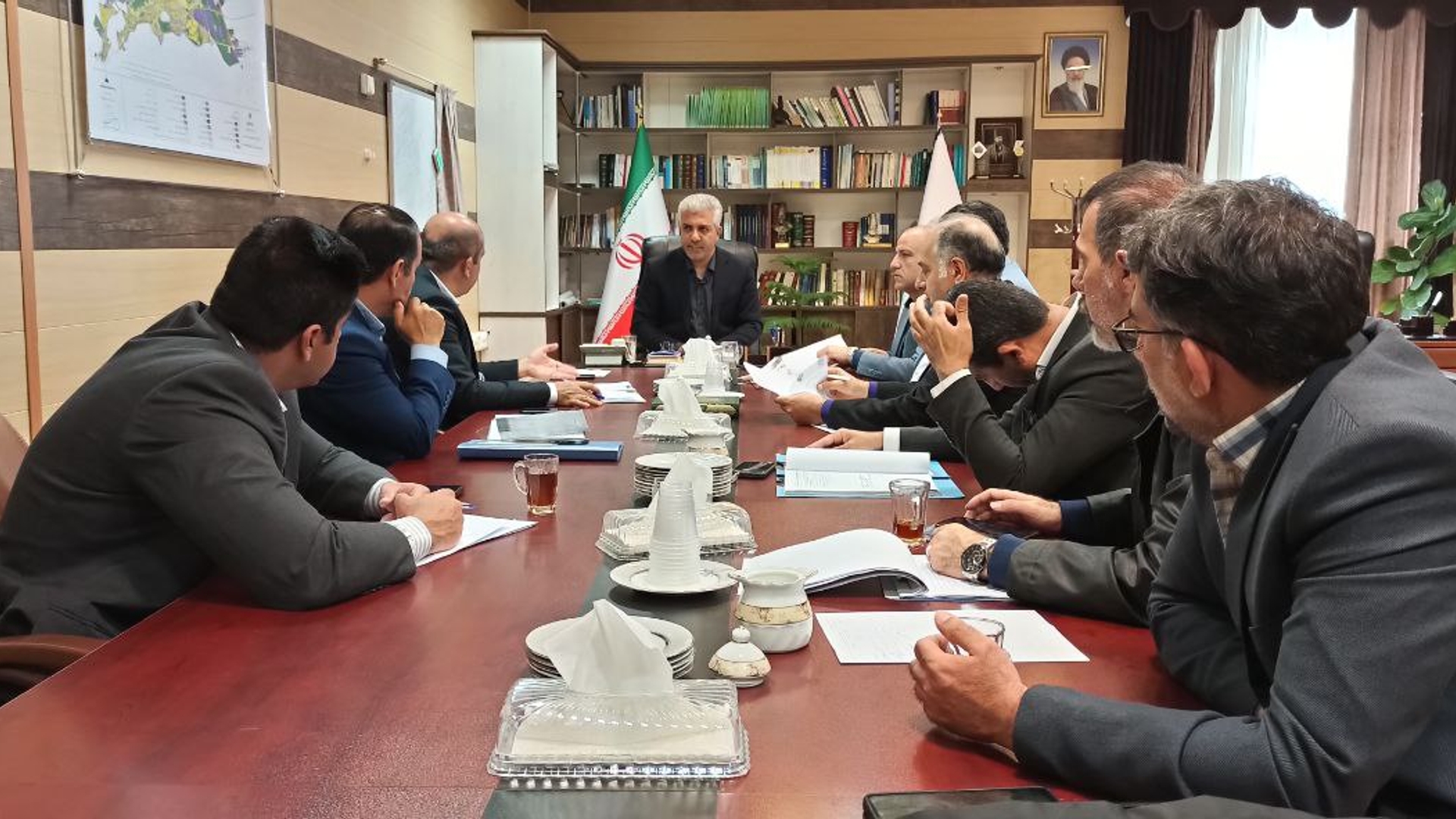 جلسه بررسی مشکلات واگذاری زمین  به دانشگاه آزاد آستانه برگزار شد.