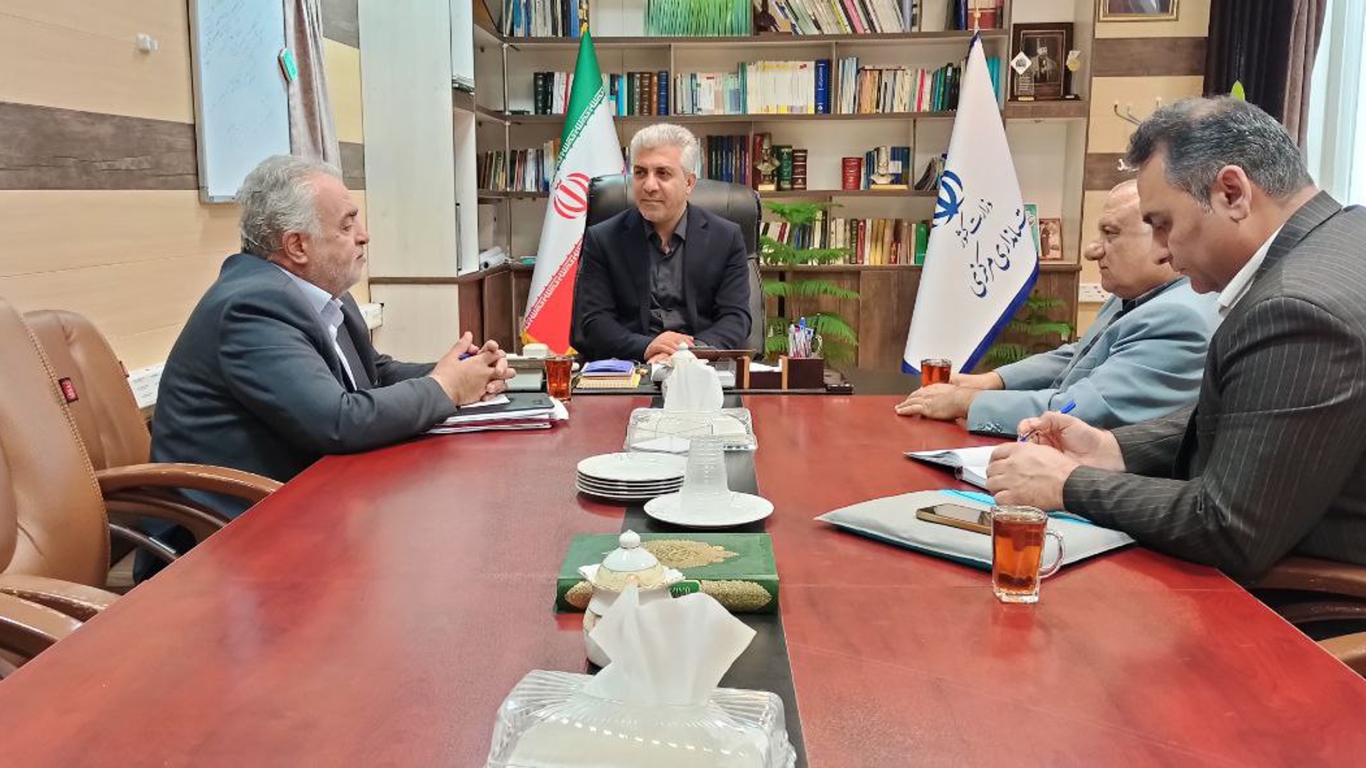 جلسه بررسی مشکلات بنیاد زائر برگزار شد.