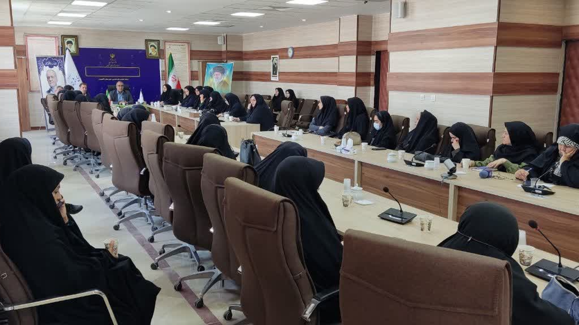 نشست با تعدادی از بانوان فعال در حوزه های مختلف فرهنگی ،اجتماعی و ورزشی شهرستان آشتیان