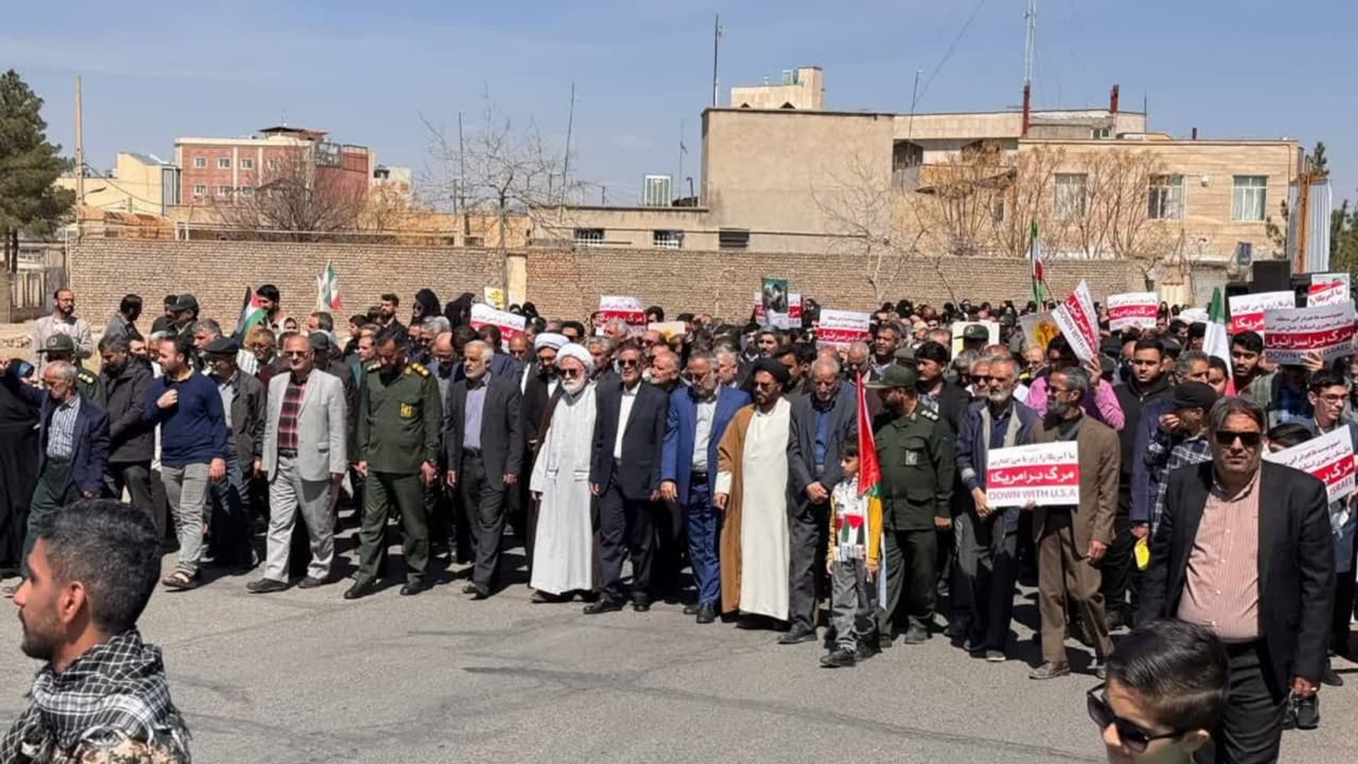 ابوالفضل قاسمی فرماندار شهرستان دلیجان در اجتماع راهپیمایان روز جهانی قدس: 
حامیان رژیم صهیونیستی باید پاسخگوی جنایات این رژیم تروریست باشند

ابوالفضل قاسمی پیش از ظهر امروز جمعه، در حین حضور در راهپیمایی روز قدس، در گفتگو با خبرنگاران ضمن انتقاد از سکوت مدعیان حقوق بشر و سیاستمداران در برابر جنایات رژیم اشغالگر قدس گفت: 
🔹ماهیت رفتار رژیم صهیونیستی و آنها که از این رژیم جنایتکار طرفداری می‌کنند، جز جنایت و وحشی‌گری و زیر پا گذاشتن اصول انسانی چیز دیگری نیست.
🔸 فرمانداردلیجان افزود: باید از دنیایی که سیاستمداران آن مدعی دفاع از حقوق بشر هستند پرسید که زنان و کودکان بی‌گناه و بی‌دفاعی که رژیم صهیونیستی به راحتی و با استفاده غیر اخلاقی از علم و تکنولوژی دنیای مدرن بر سر آنها بمب می‌اندازد و آنها را زیر آوارها می‌سوزانند و دفن می‌کند، چه گناهی کرده‌اند؟ این رفتار رژیم صهیونیستی فراتر از تصور و غیرقابل قبول است.
🔹 فرماندار شهرستان دلیجان با اشاره به استقبال با شکوه مردم در راهپیمایی روز قدس مراتب تقدیر و تشکر خود را از مردم شهید پرور شهردلیجان اعلام نمودند