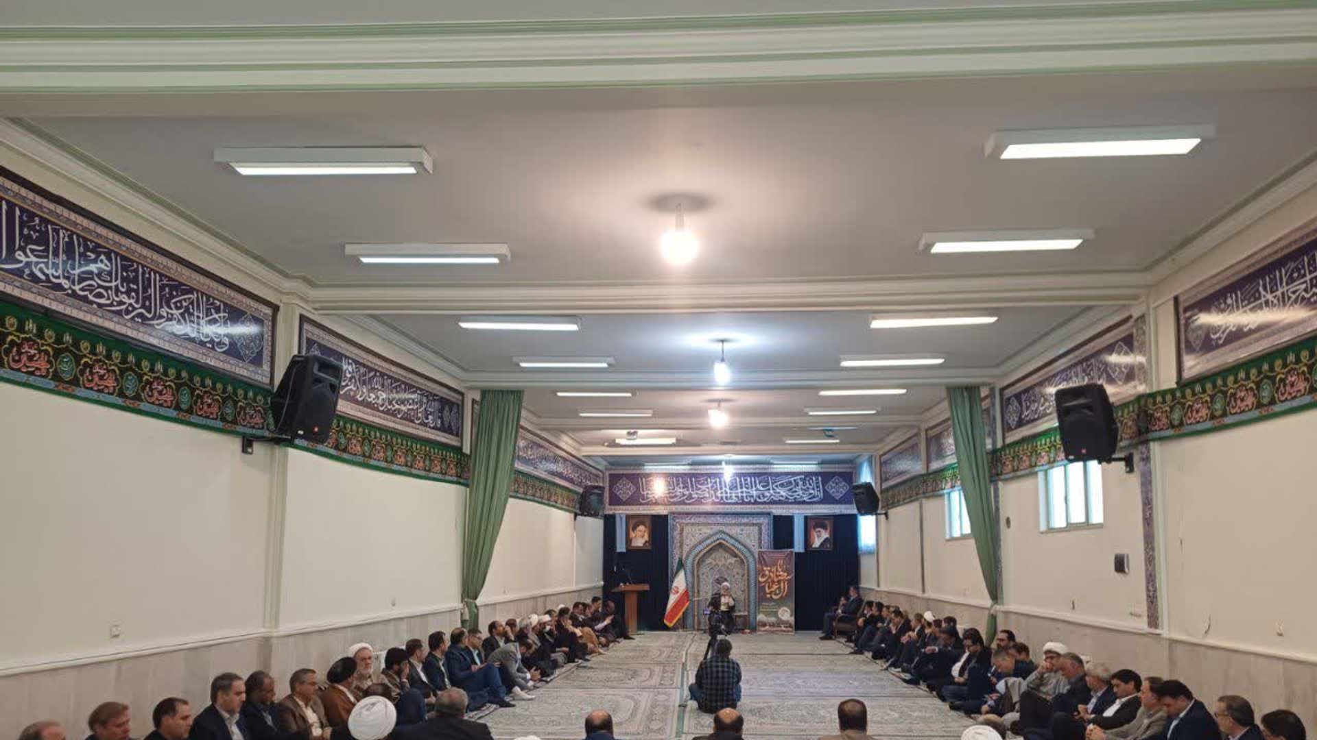 🔹جلسه درس اخلاق مدیران استان مرکزی با بیانات آیت الله دری نجف‌آبادی نماینده مقام معظم رهبری و امام جمعه اراک و با حضور استاندار، معاونین، مدیران کل و ... در محل بیت ایشان برگزار گردید.
