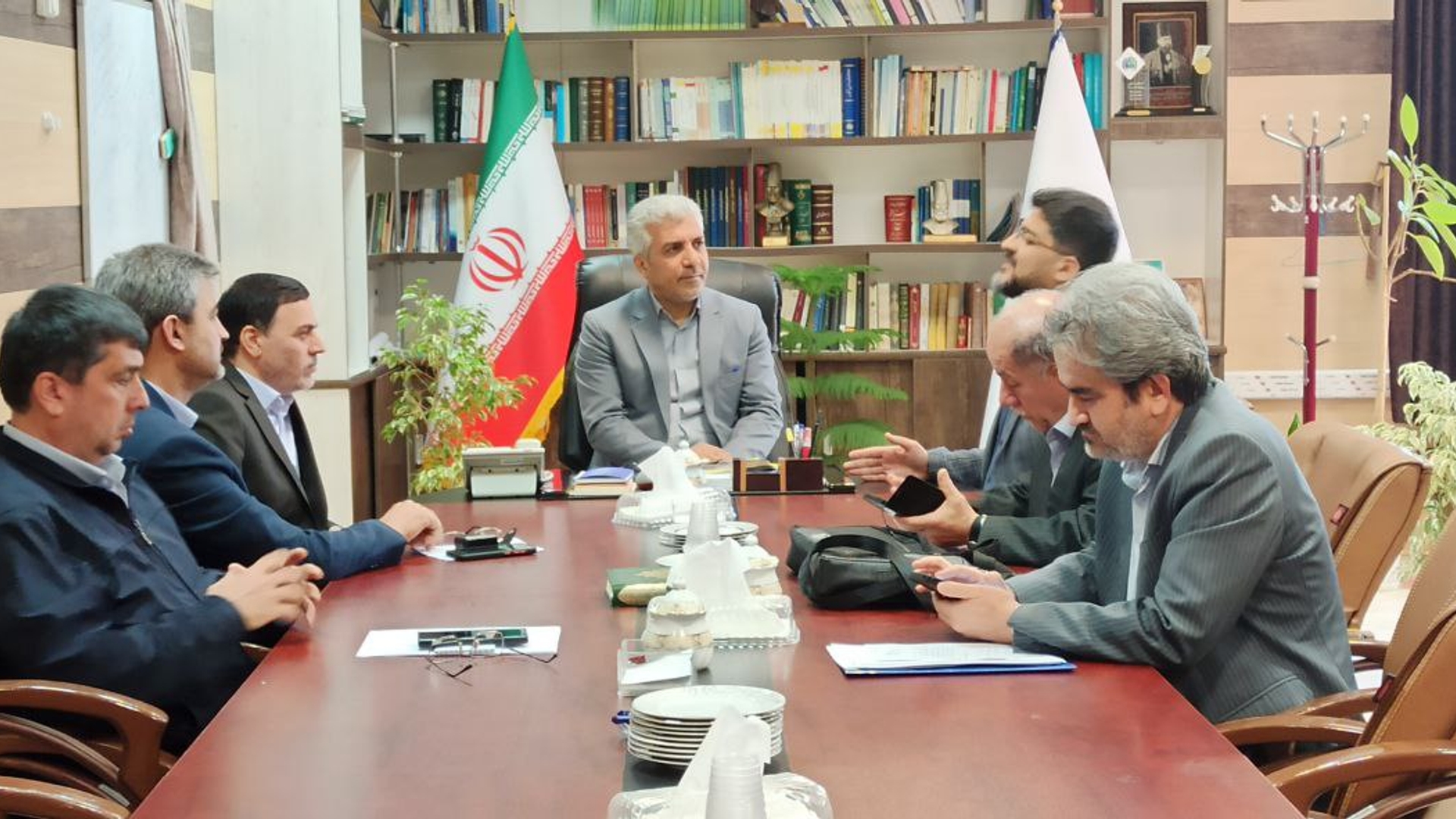 جلسه بررسی مشکلات سرمایه گذاران در زمینه احداث نیروگاه های خورشیدی برگزار شد.