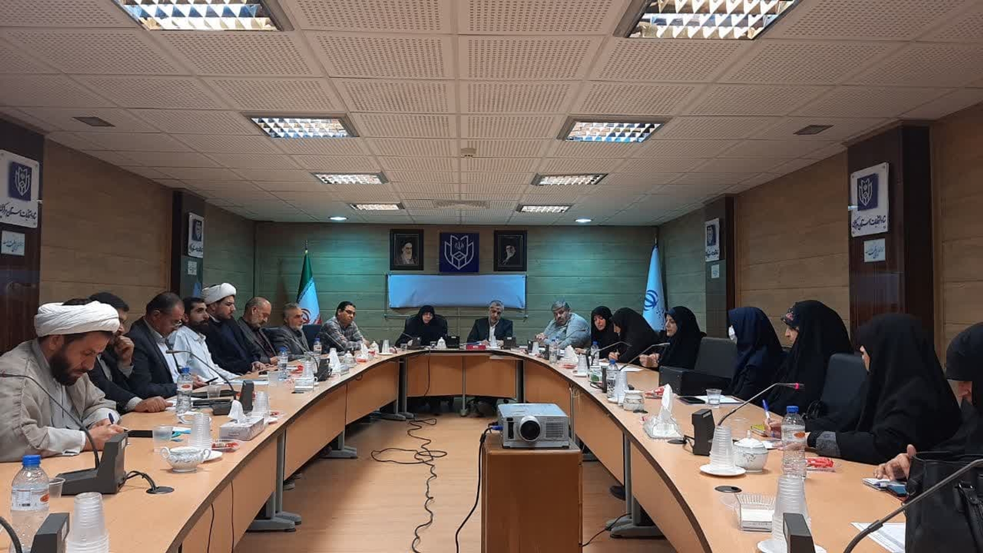 دومین جلسه کمیته فرهنگی واجتماعی ستادحمایت از خانواده وجوانی جمعیت به ریاست  باقری مدیرکل امور اجتماعی وفرهنگی استانداری و با حضور مفتح زاده مدیر کل امور زنان وخانواده استانداری پیرامون اقدامات صورت گرفته توسط دستگاه‌های اجرایی عضو و ارائه طرح ها و پیشنهادات اعضا برای تحقق مواد قانون جمعیت درعناوین فرهنگی واجتماعی تشکیل شد.

پنج شنبه ۱۱اردیبهشت ۱۴۰۴