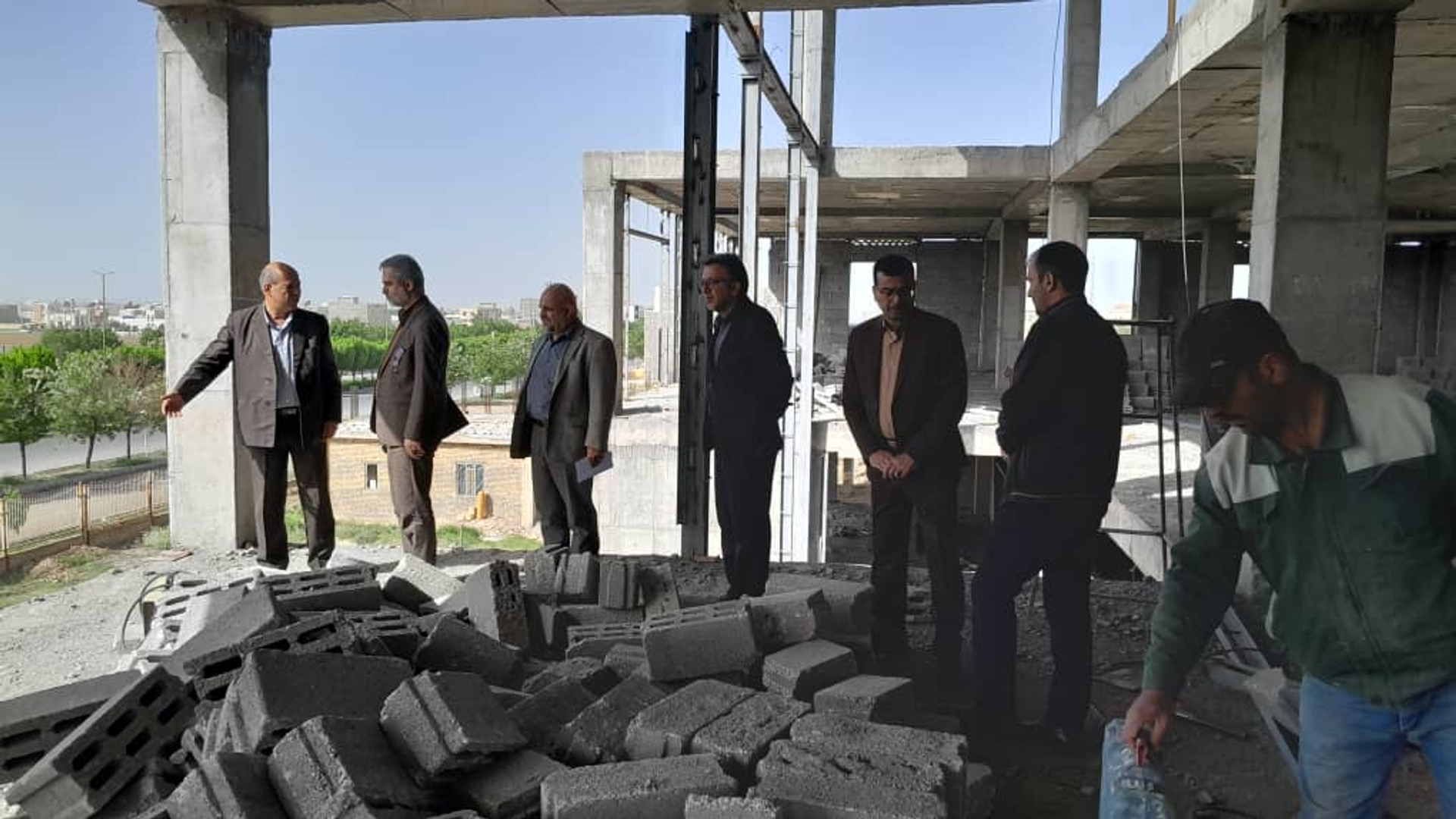 بازدید سرپرست دفتر برنامه ریزی،بودجه و تحول اداری به همراه آقایان دکتر فخاری و دکتر وکیلی از مدیران ارشد سازمان اداری وامور استخدامی با هدف ارزیابی آخرین وضعیت  میدانی و تسریع در راه اندازی مجتمع اداری شهرستان فراهان صورت پذیرفت.
