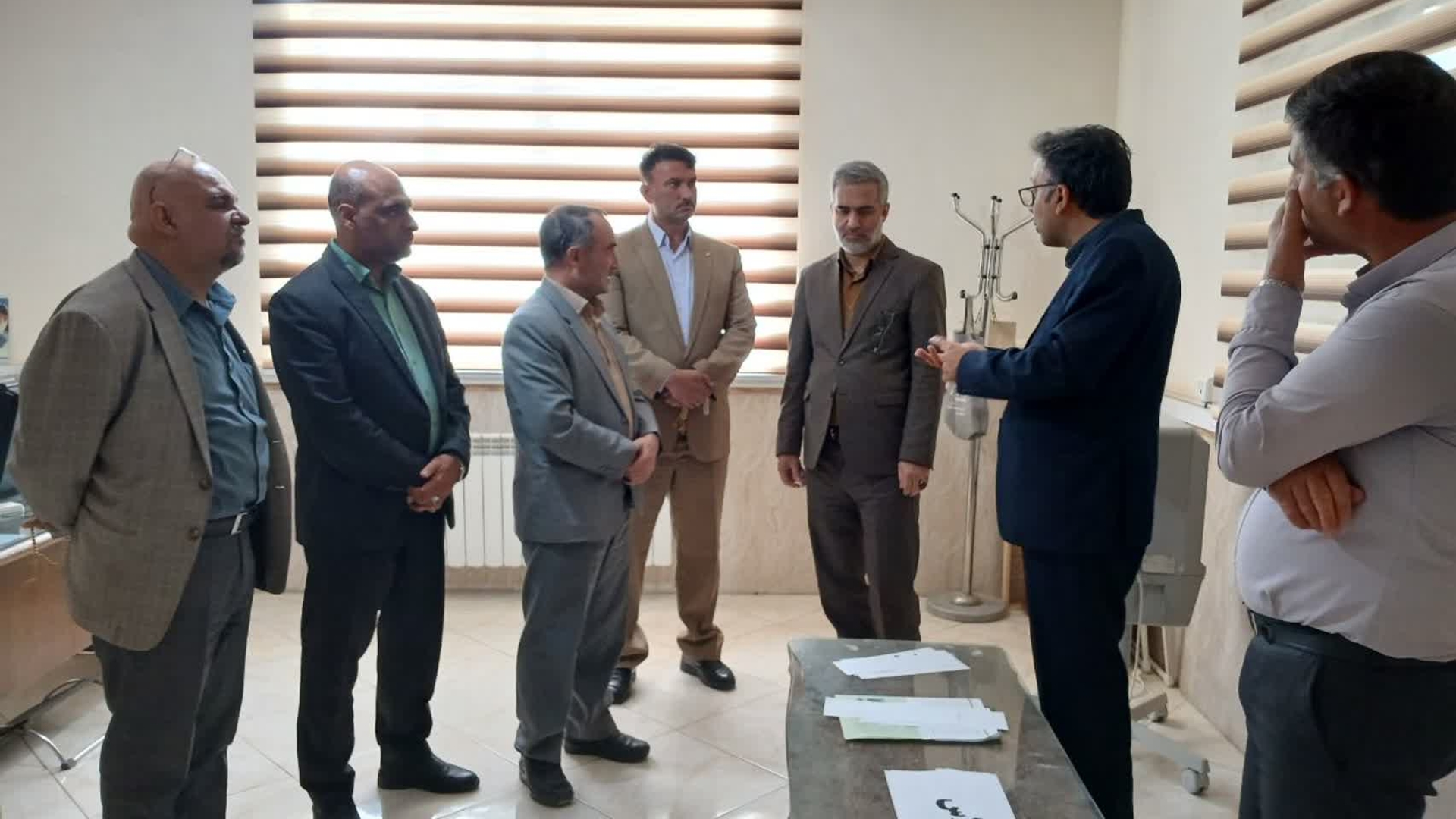 بازدید سرپرست دفتر برنامه ریزی،بودجه و تحول اداری به همراه آقایان دکتر فخاری و دکتر وکیلی از مدیران ارشد سازمان اداری وامور استخدامی با هدف ارزیابی آخرین وضعیت  میدانی و تسریع در راه اندازی مجتمع اداری شهرستان کمیجان صورت پذیرفت.
