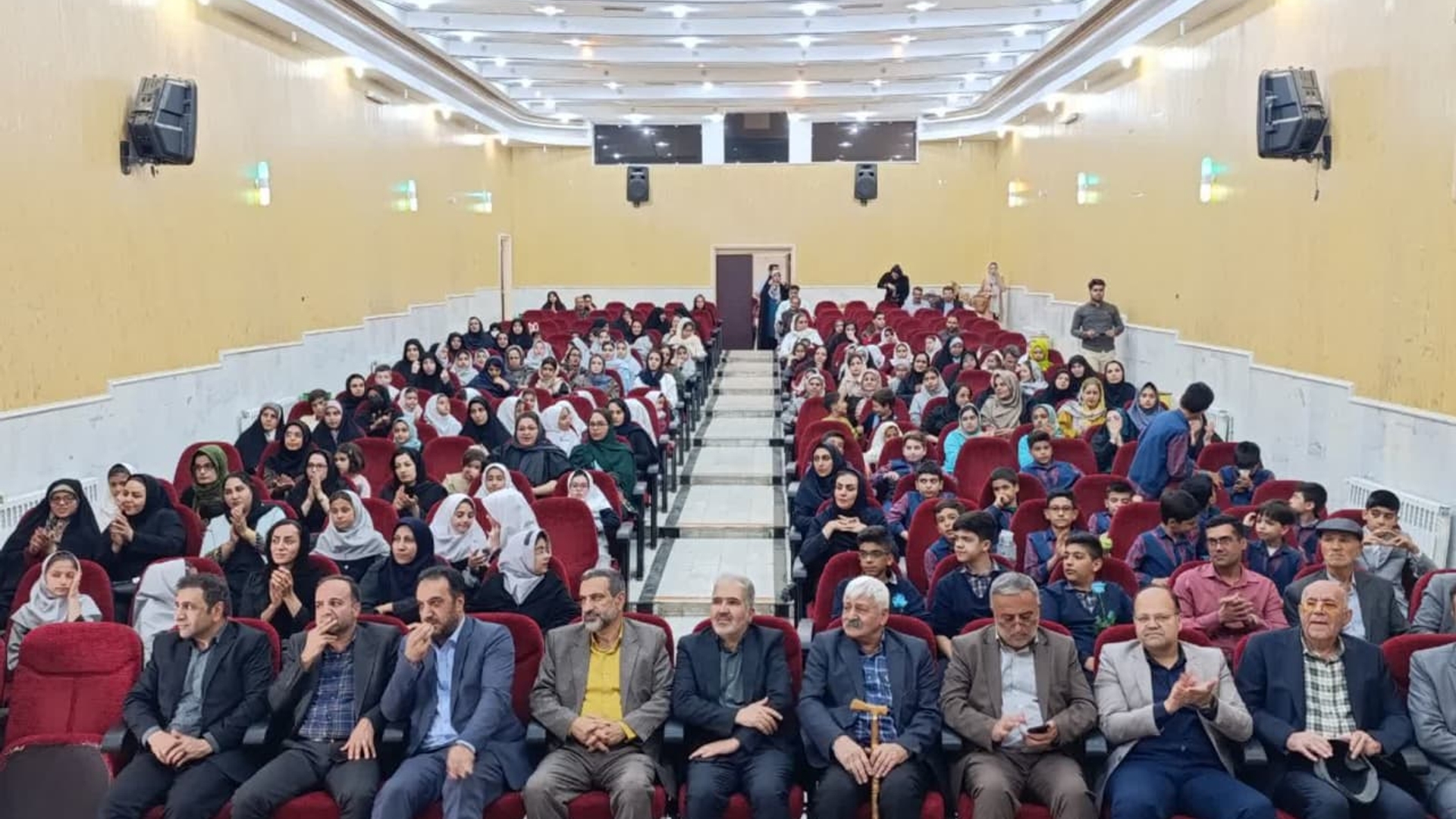🔗به گزارش روابط عمومی و اطلاع رسانی آموزش و پرورش شهرستان دلیجان، صبح روز سه شنبه ۹ اردیبهشت ماه ۱۴۰۴ مراسم اختتاميه ششمین جشنواره شهرستانی پیغام دوست با حضورابوالفضل قاسمی فرماندار،فرمانده ناحيه مقاومت بسیج، مسئول عقیدتی و سیاسی  و نماینده ولی فقیه  در ناحیه مقاومت بسیج دلیجان، مدیریت آموزش و پرورش ، سرپرست بخشداری بخش مرکزی ،عضو شورای شهر، ریاست تامین اجتماعی، مدیر شبکه بهداشت و درمان، ریاست جمعیت هلال احمر  ریاست اداره بهزیستی،مدیر کتابخانه های عمومی شهرستان دلیجان، ریاست اداره فرهنگ و ارشاد اسلامی شهرستان محلات، اعضای انجمن با حافظ شهرستان دلیجان وداوران جشنواره، دانش آموزان و فرهنگیان و اولیا و اقشار مختلف در سالن مهر هلال احمر شهرستان برگزار گردید
❇️از جمله برنامه های این مراسم که با اجرای مجری توانمند شهرستان منصور آریانژاد برگزار گردید ؛صحبت‌های استاد جعفری،برگزاری کلاس ورکشاپ آموزشی،خوانش اشعار شاعر نام آشنا پروین اعتصامی و ...بود