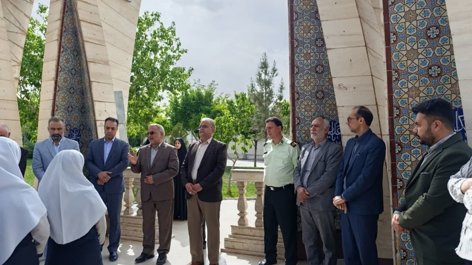 🌹در آستانه هفته بزرگداشت مقام معلم و روز جهانی کار و کارگر


☘️☘️🌹یادمان شهدای گمنام دلیجان به قدوم دانش آموزان آموزشگاه شاهد محبوبه دانش و مسئولین شهرستان دلیجان مزین و گلباران شد.

 صبح روز چهارشنبه‌ ۱۰ اردیبهشت ماه ۱۴۰۴#مراسم_گلباران_مزار_شهدای_گمنام _دلیجان با حضورابوالفضل قاسمی فرماندار ،دانش آموزان آموزشگاه شاهد شهیده محبوبه دانش آشتیانی ،سید مجتبی کوچکی(مدیریت آموزش و پرورش شهرستان دلیجان)،سرگرد عروجی و سروان بهشتی (از فرماندهی نیروی انتظامی )،حسنعلی معصومی (رییس اداره تعاون ،کار و رفاه اجتماعی)،سید مرتضی موسویان(رییس بنیاد شهید و امور ایثارگران )،حسن عسلی (رییس تامین اجتماعی )،عباس توکلی زاده (مدیر مرکز فنی و حرفه ای )،رضا رحیمی (رییس اداره بهزیستی)،سید احمد رضوی(رییس اداره فرهنگ و ارشاد اسلامی)،غلامعلی زمانی زاده و روح اله زند (اعضای شورای شهر دلیجان)،مجید رضا نظری(معاونت پشتیبانی و توسعه مدیریت آموزش و پرورش)، کارشناسان مربوطه فرمانداری، ادارات آموزش وپرورش ،تعاون ،کار و رفاه اجتماعی ،بنیاد شهید و امور ایثارگران،  معاون پرورشی و آموزگار  آموزشگاه محبوبه دانش صورت پذیرفت.
در این مراسم ابتدا گلباران و عطر افشانی مزار شهدای گمنام ،سپس صحبت‌های فرماندار شهرستان در باب روز جهانی کار و کارگر و مقام شامخ معلم و همچنین یادی از شهدای کارگر و شهدای فرهنگی شهرستان صورت پذیرفت.