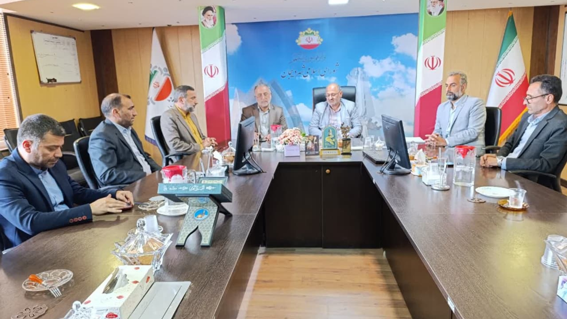 دیدار ابوالفضل قاسمی فرماندار با رئیس و اعضای شورای شهر دلیجان

ابوالفضل قاسمی فرماندار به مناسبت روز شوراها درشورای شهر دلیجان حضور یافتندوروز شورا را به اعضاء شورای شهر دلیجان تبریک عرض نموده 
در پایان از زحمت های شورای شهر تقدیر و تشکر نموده وتاکید برخدمت به مردم وبرطرف کردن مشکلات شهروندان را داشتند

روابط عمومی فرمانداری شهرستان دلیجان 🇮🇷دیدار ابوالفضل قاسمی با کارکنان اداره تعاون کارورفاه اجتماعی شهرستان دلیجان 
روز چهارشنبه مورخ 1404/02/12
ابوالفضل قاسمی فرماندار ،به مناسبت هفته کاروکارگر از اداره تعاون کارورفاه اجتماعی بازدید وبا تک تک کارکنان اداره کار چهره به چهره دیدار واز زحمات کارکنان تقدیر و تشکر نمودند

روابط عمومی فرمانداری شهرستان دلیجان