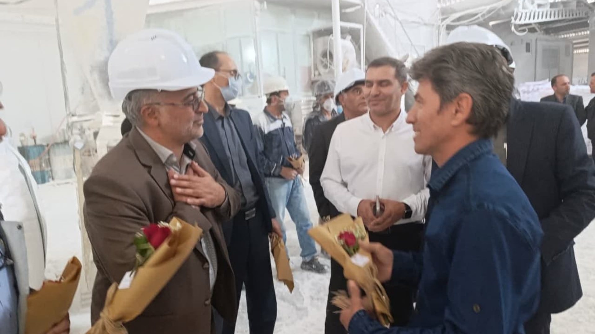 حضور ابوالفضل قاسمی فرماندار شهرستان دلیجان در شرکت پود سازان شهرستان به مناسبت روز،کارو کارگر وتقدیر از کارگران 
ابوالفضل قاسمی فرماندار ،معصومی رئیس اداره کار،دکتر عسلی رئیس تآمین اجتماعی،سلیمانی رئیس صنعت ومعدن،رحیمی رئیس اداره بهزیستی شهرستان،به اتفاق جمعی از کارشناسان ادارات  ذکرشده صبح روز پنج شنبه به مناسبت روزکاروکارگردر شرکت پودر سازان شهرستان دلیجان ، حضور یافته وبا اهدا گل ولوح تقدیر از کارگران تقدیر و تشکر نمودند