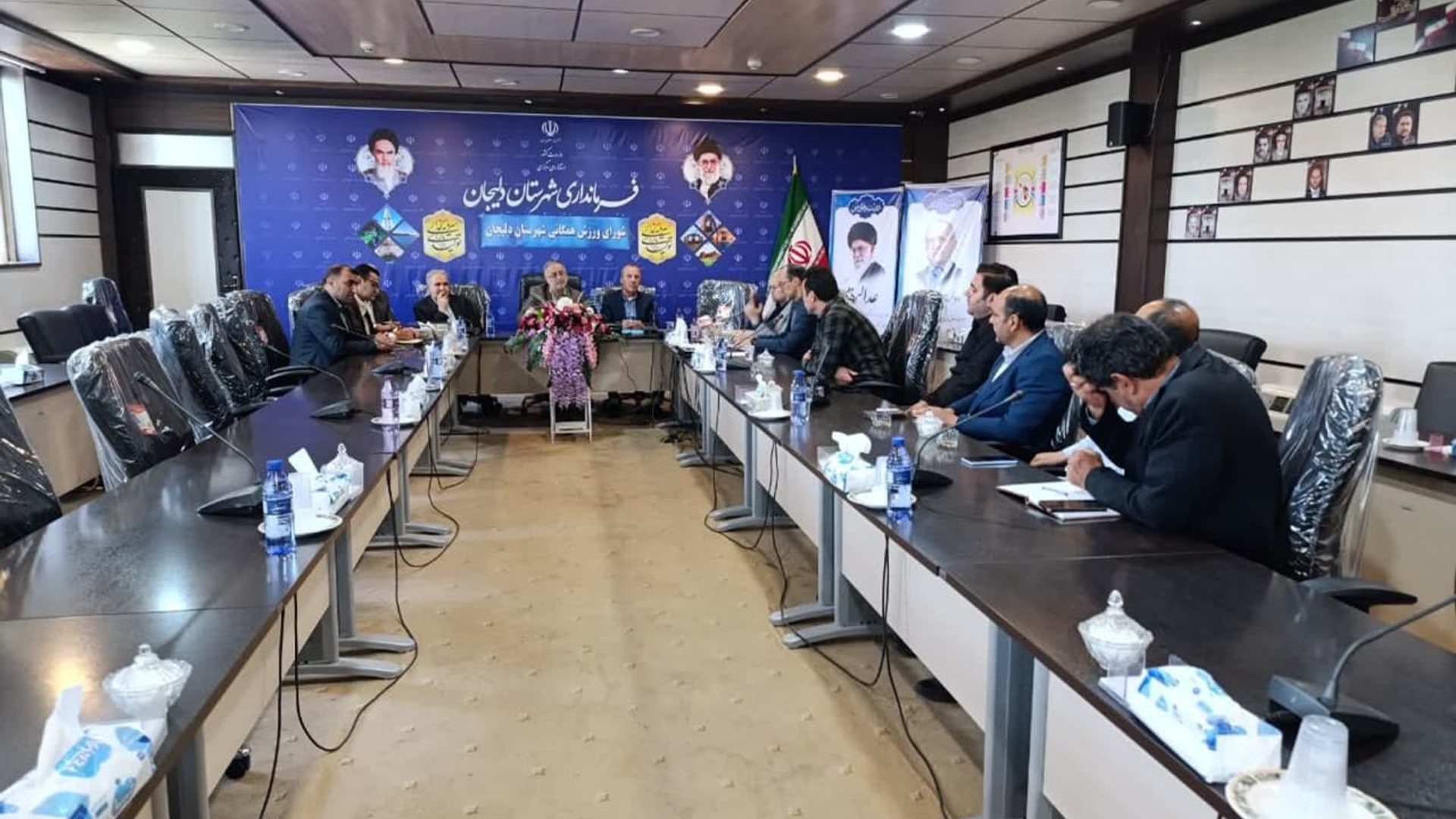 فرماندار دلیجان:حلقه مفقوده شادابی ورزش همگانی است

جلسه شورای ورزش همگانی شهرستان دلیجان به ریاست ابوالفضل قاسمی ، فرماندار و با حضور نصرالله نان بده رئیس هیئت ورزش‌های همگانی استان مرکزی و ادارات عضو این شورا در سالن جلسات فرمانداری این شهرستان برگزار شد.
در این جلسه فرماندار شهرستان دلیجان با تاکید بر این که باید تلاش کنیم تا همه ی مردم به سمت ورزش هدایت شوند، افزود: حلقه مفقوده شادابی، نشاط و هیجانات نبود ورزش همگانی مناسب بوده است.
قاسمی تصریح کرد: تلاش می کنیم تا بهره گیری از تمام ظرفیت های شهرستان به ویژه ادارات، صنعتی و اصناف برای همگانی کردن ورزش گام های مثبتی برداشته شود.

✅امیدوارم شور و نشاط به جامعه برگردد
در ادامه رئیس هیئت ورزش‌های همگانی استان مرکزی گفت: به دلیل اهمیت ورزش و سلامتی ، این شورا به ریاست فرماندار است و باید طوری تلاش کرد تا با مدیریت همگانی همه اقشار جامعه را با ورزش آشتی دهیم 
نان لده خاطر نشان ساخت: هویت ورزش همگانی ، ورزش صبحگاهی است و با فعالیتی که طی این چند ماه از هیئت شهرستان دلیجان دیدم، آینده ی روشنی را برای ورزش همگانی این شهرستان پیش بینی می کنم و امیدوارم شور و نشاط به جامعه برگرد.

👈در ادامه هر یک از اعضای حاضر در جلسه به طور جداگانه به بیان نظرات خود پرداخته و با اهدا لوح تقدیر از سوی رئیس هیئت ورزش‌های همگانی استان ، از فرماندار شهرستان دلیجان تقدیر شد.